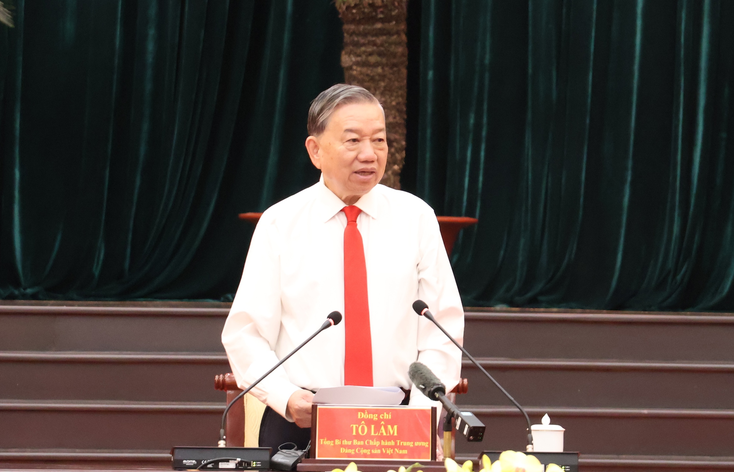 To&agrave;n cảnh Tổng B&iacute; thư T&ocirc; L&acirc;m thăm, ch&uacute;c Tết Đảng bộ, ch&iacute;nh quyền, nh&acirc;n d&acirc;n TPHCM - Ảnh 3.