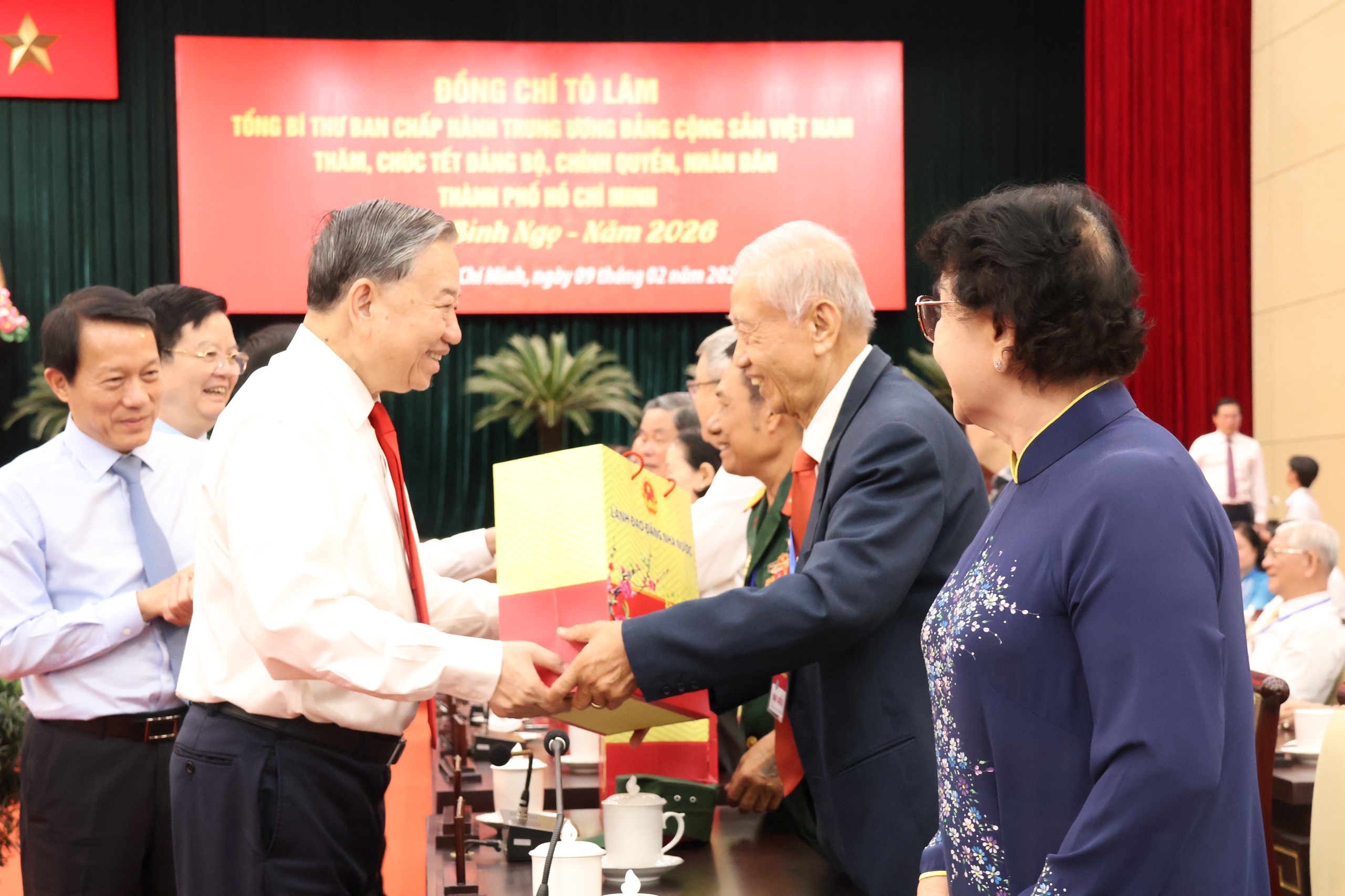 To&agrave;n cảnh Tổng B&iacute; thư T&ocirc; L&acirc;m thăm, ch&uacute;c Tết Đảng bộ, ch&iacute;nh quyền, nh&acirc;n d&acirc;n TPHCM - Ảnh 6.