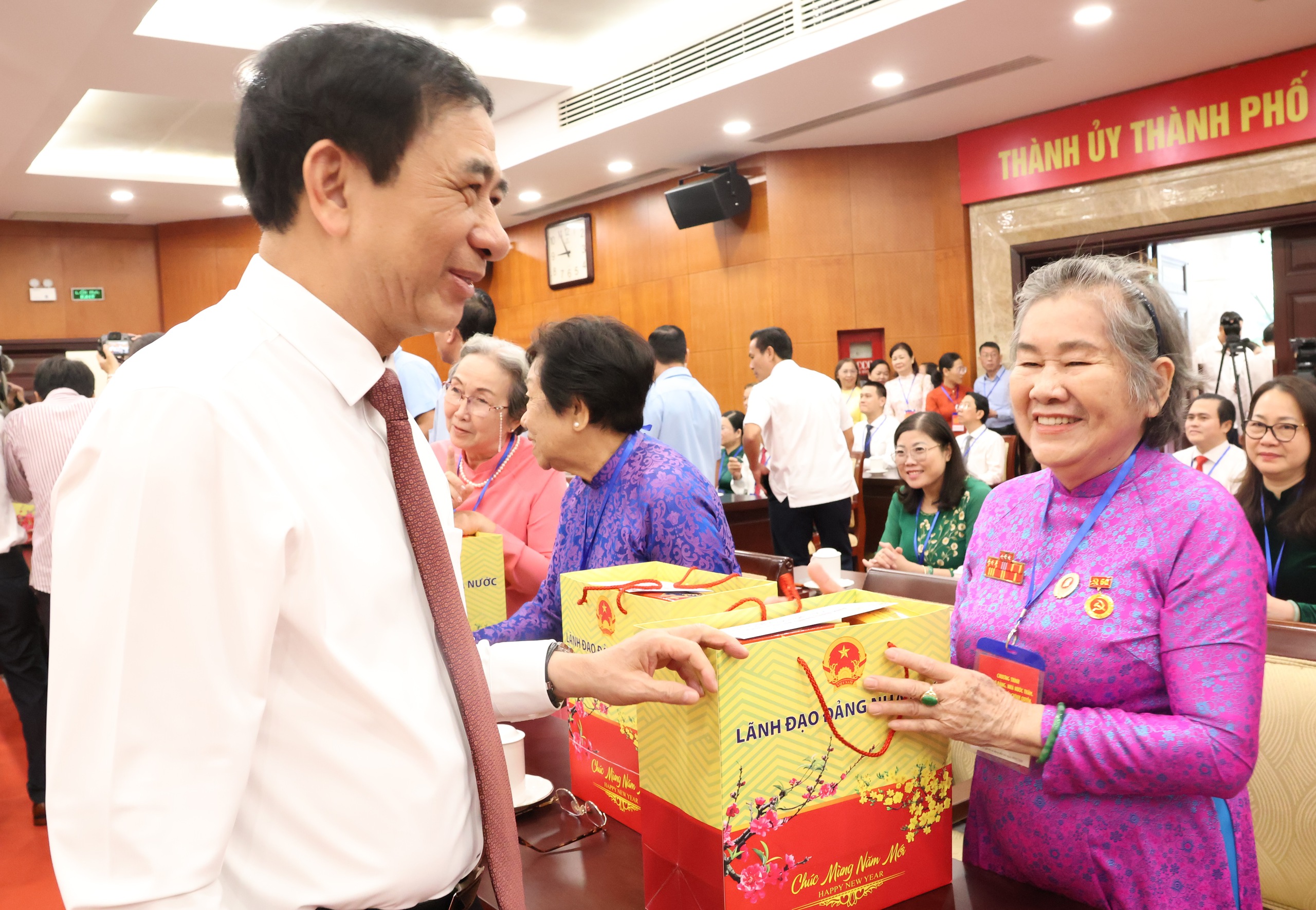 To&agrave;n cảnh Tổng B&iacute; thư T&ocirc; L&acirc;m thăm, ch&uacute;c Tết Đảng bộ, ch&iacute;nh quyền, nh&acirc;n d&acirc;n TPHCM - Ảnh 9.