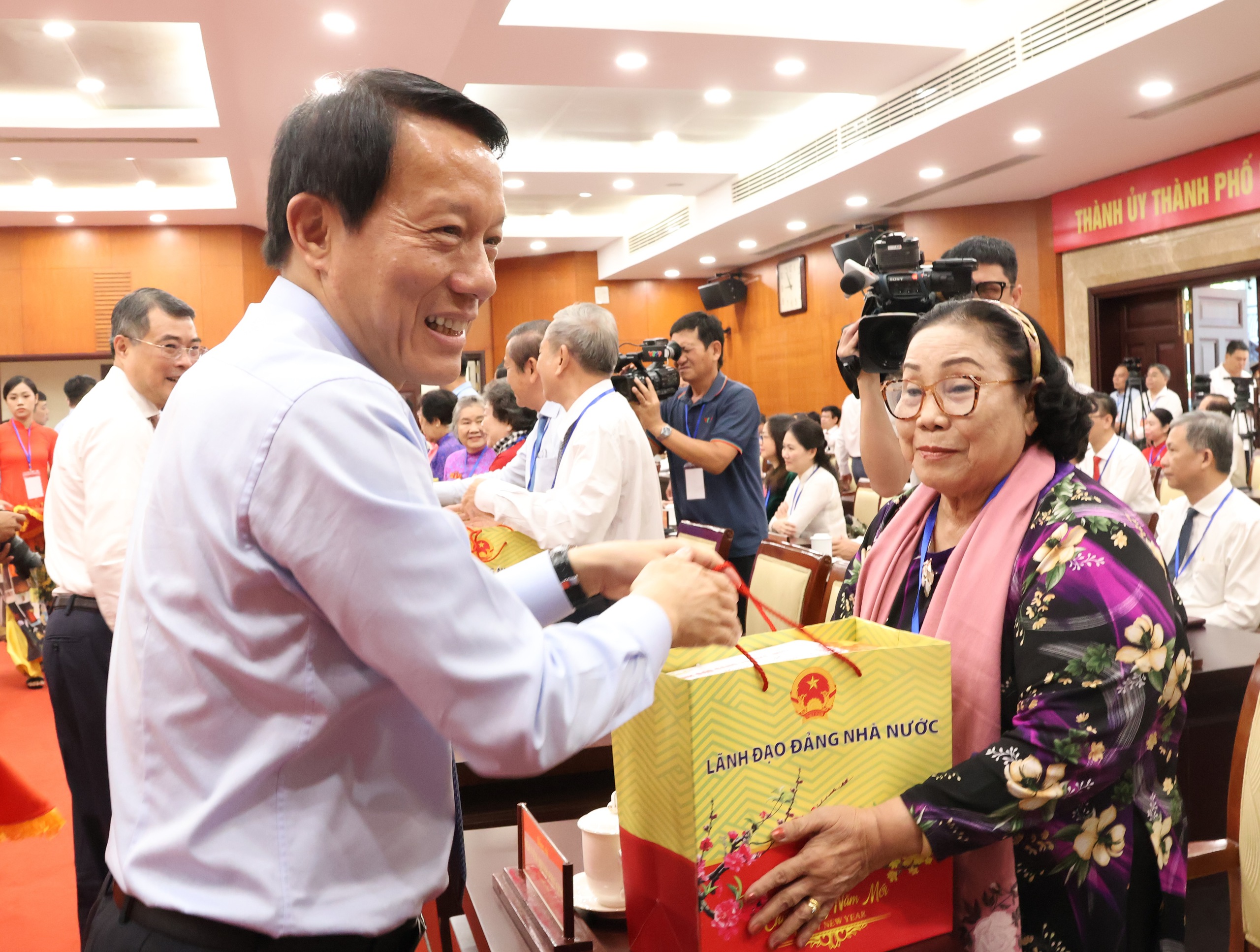 To&agrave;n cảnh Tổng B&iacute; thư T&ocirc; L&acirc;m thăm, ch&uacute;c Tết Đảng bộ, ch&iacute;nh quyền, nh&acirc;n d&acirc;n TPHCM - Ảnh 10.