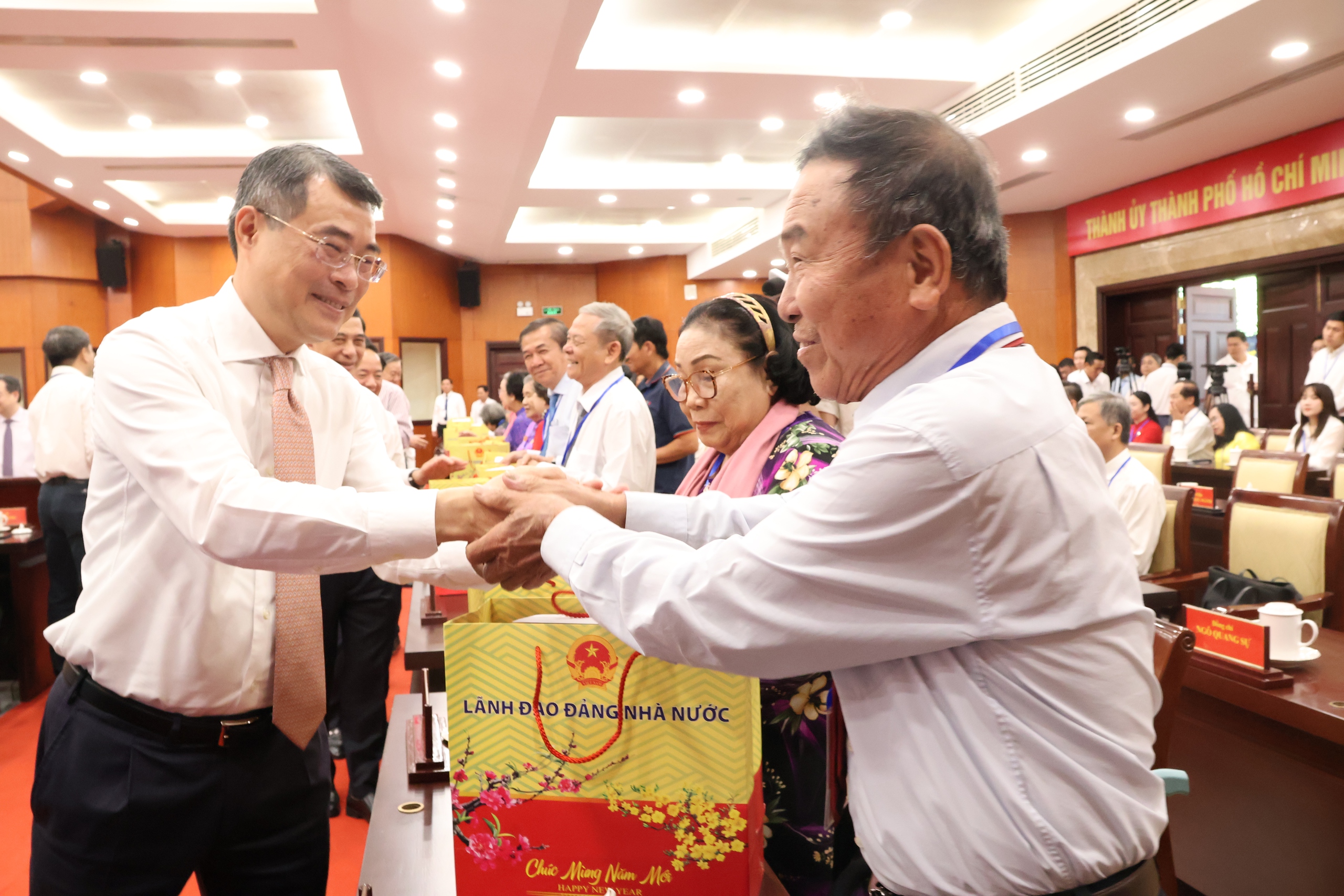 To&agrave;n cảnh Tổng B&iacute; thư T&ocirc; L&acirc;m thăm, ch&uacute;c Tết Đảng bộ, ch&iacute;nh quyền, nh&acirc;n d&acirc;n TPHCM - Ảnh 8.