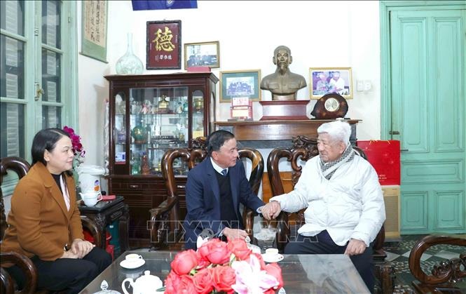 Thường trực Ban Bí thư Trần Cẩm Tú chúc Tết các nguyên lãnh đạo Đảng 2026 - Ảnh 1.