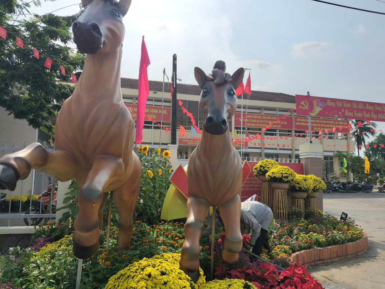 Độc đ&aacute;o linh vật ngựa khổng lồ bằng rơm ở T&acirc;y Ninh - Ảnh 2.