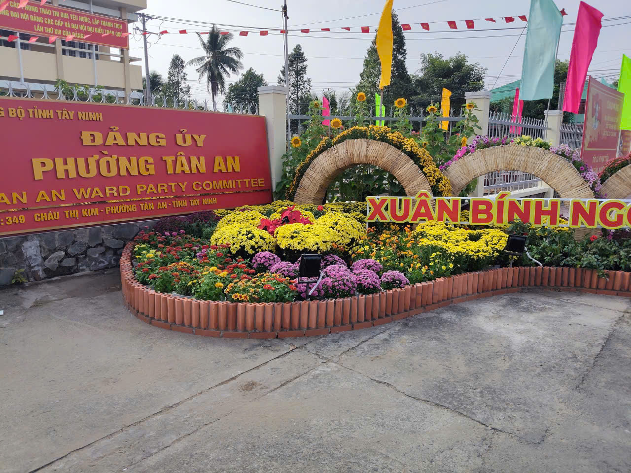 Độc đ&aacute;o linh vật ngựa khổng lồ bằng rơm ở T&acirc;y Ninh - Ảnh 1.