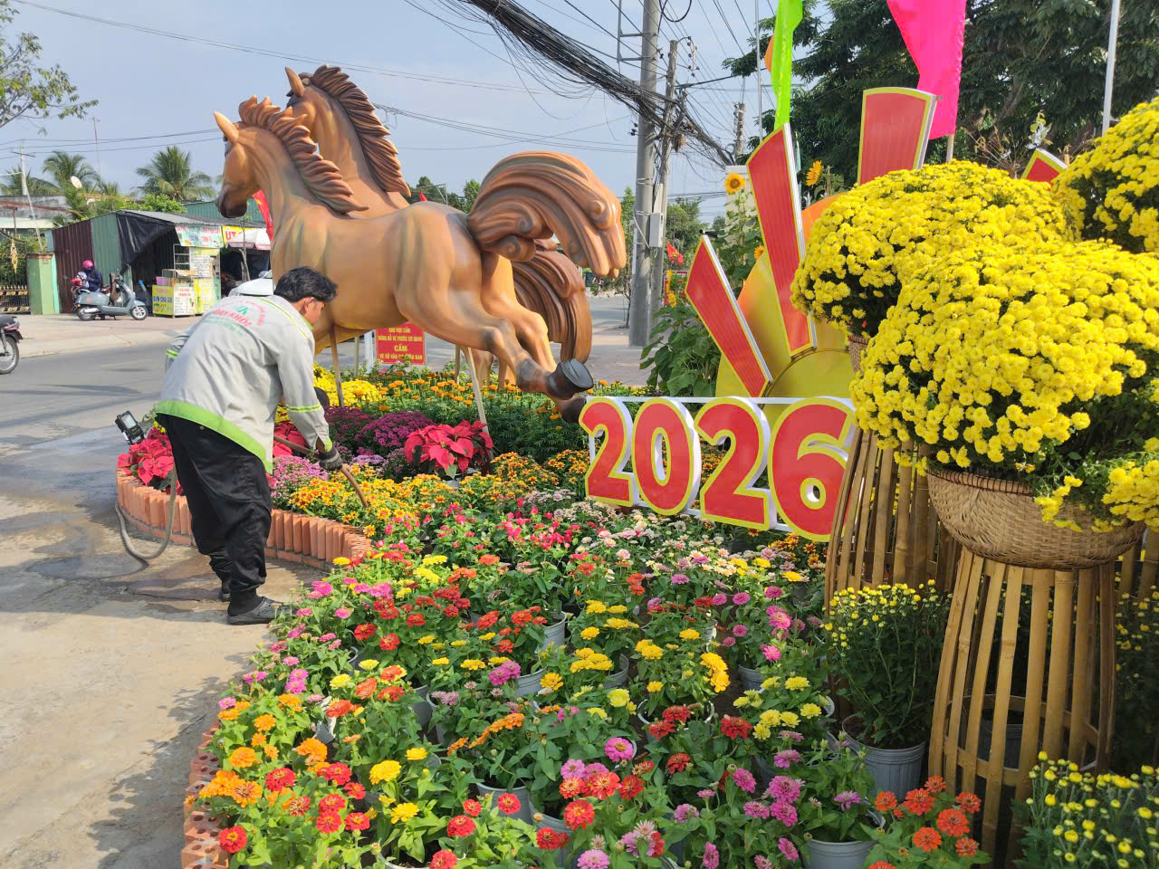 Độc đ&aacute;o linh vật ngựa khổng lồ bằng rơm ở T&acirc;y Ninh - Ảnh 3.