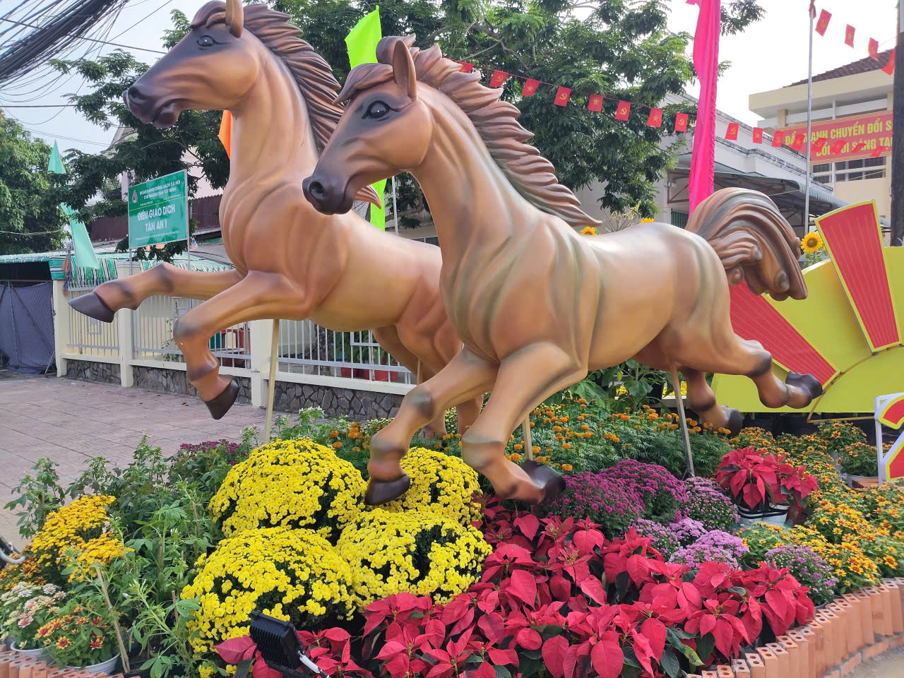 Độc đ&aacute;o linh vật ngựa khổng lồ bằng rơm ở T&acirc;y Ninh - Ảnh 4.