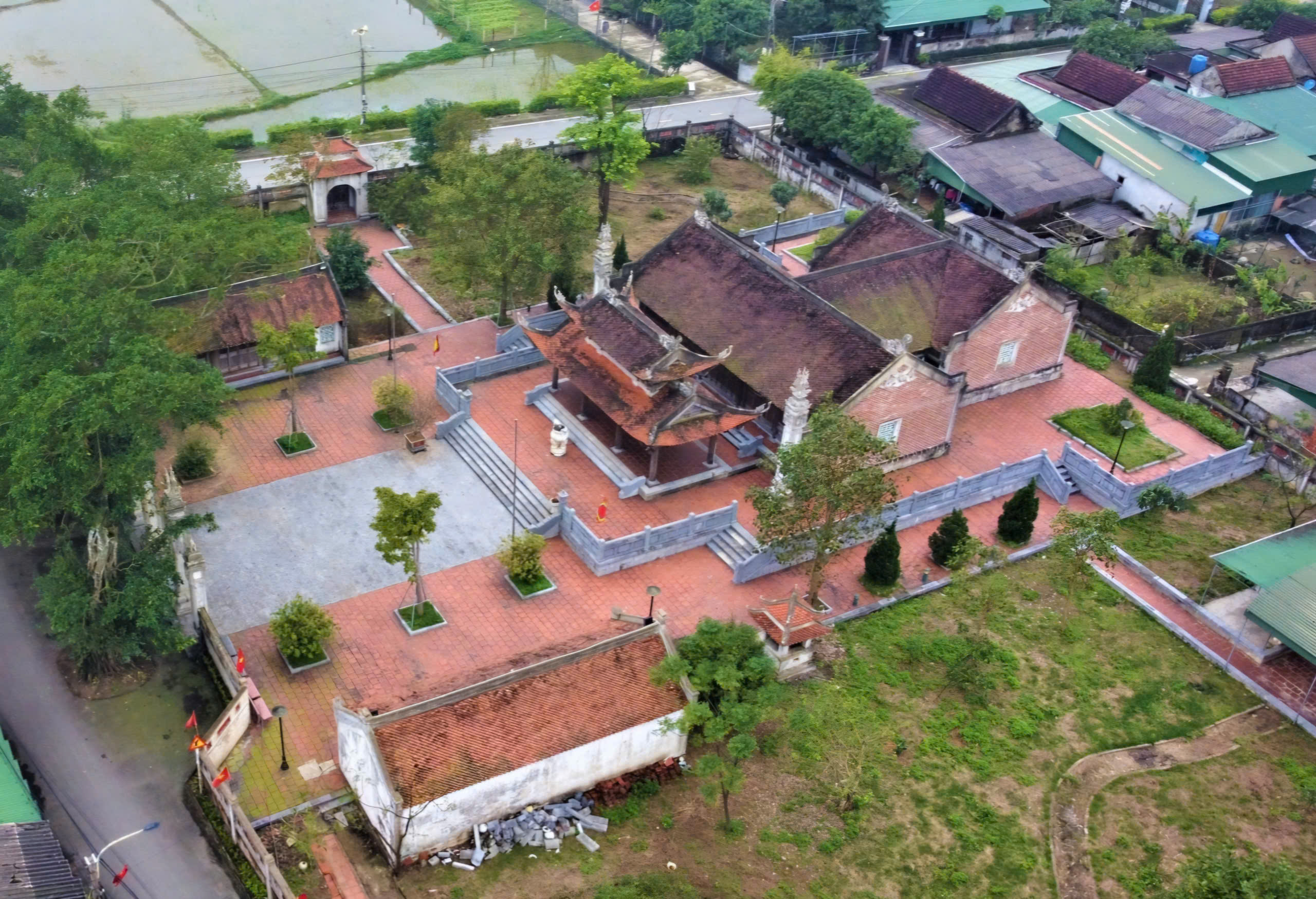 Cận cảnh đền thờ vua Mai Hắc Đế ở Hà Tĩnh  - Ảnh 1.