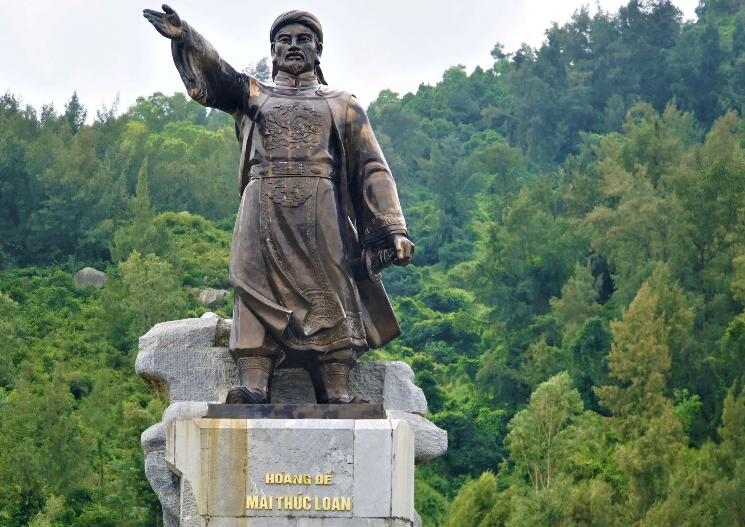 Cận cảnh đền thờ vua Mai Hắc Đế ở Hà Tĩnh  - Ảnh 2.