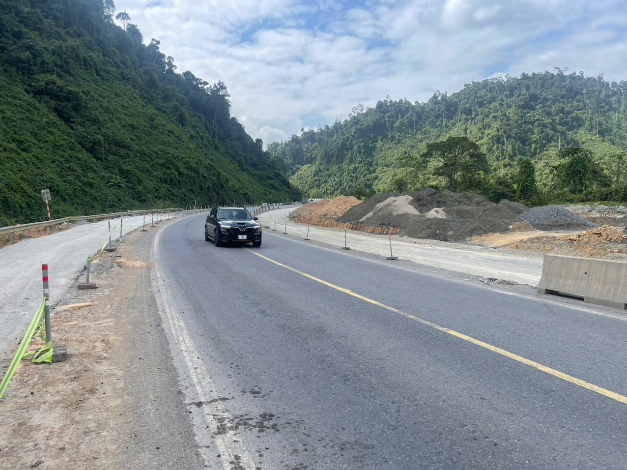 Thi đua 19 ngày đêm, dự án mở rộng cao tốc La Sơn – Hòa Liên vượt kế hoạch giải ngân - Ảnh 1.