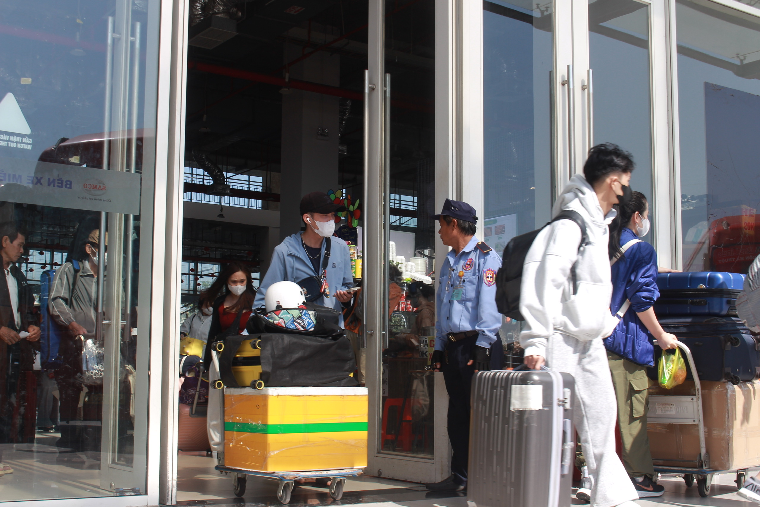 Hành khách tăng vọt, Bến xe Miền Đông mới huy động thêm 3.300 chỗ mỗi ngày - Ảnh 2.