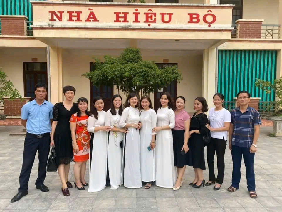 NGƯỜI THẦY KÍNH YÊU: Hình bóng cô tạc trong miền nhớ - Ảnh 2.