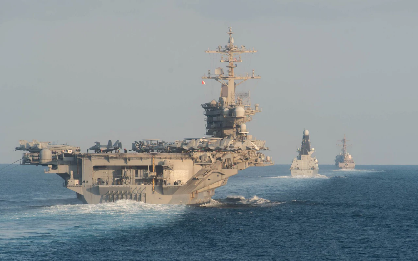 Iran tấn c&ocirc;ng t&agrave;u s&acirc;n bay Mỹ; rộ tin cựu Tổng thống Ahmadinejad  thiệt mạng