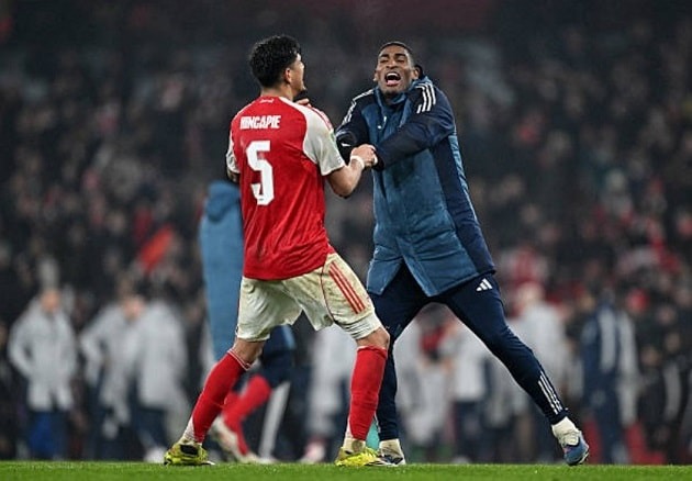 Arsenal &ldquo;l&eacute;p vế&rdquo; trong đội h&igrave;nh kết hợp với Chelsea - Ảnh 5.