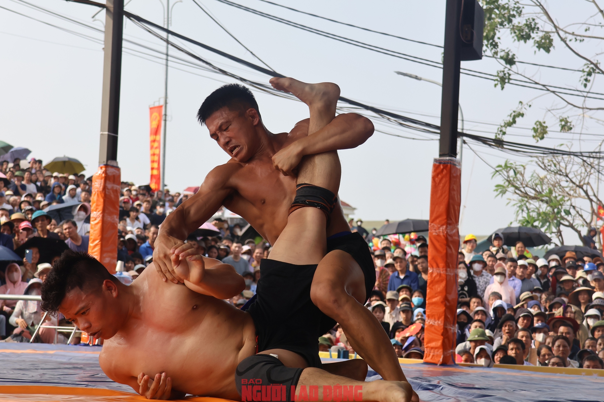 VIDEO: Xem những nhà vô địch SEA Games "đại náo" sới vật hội làng - Ảnh 6.