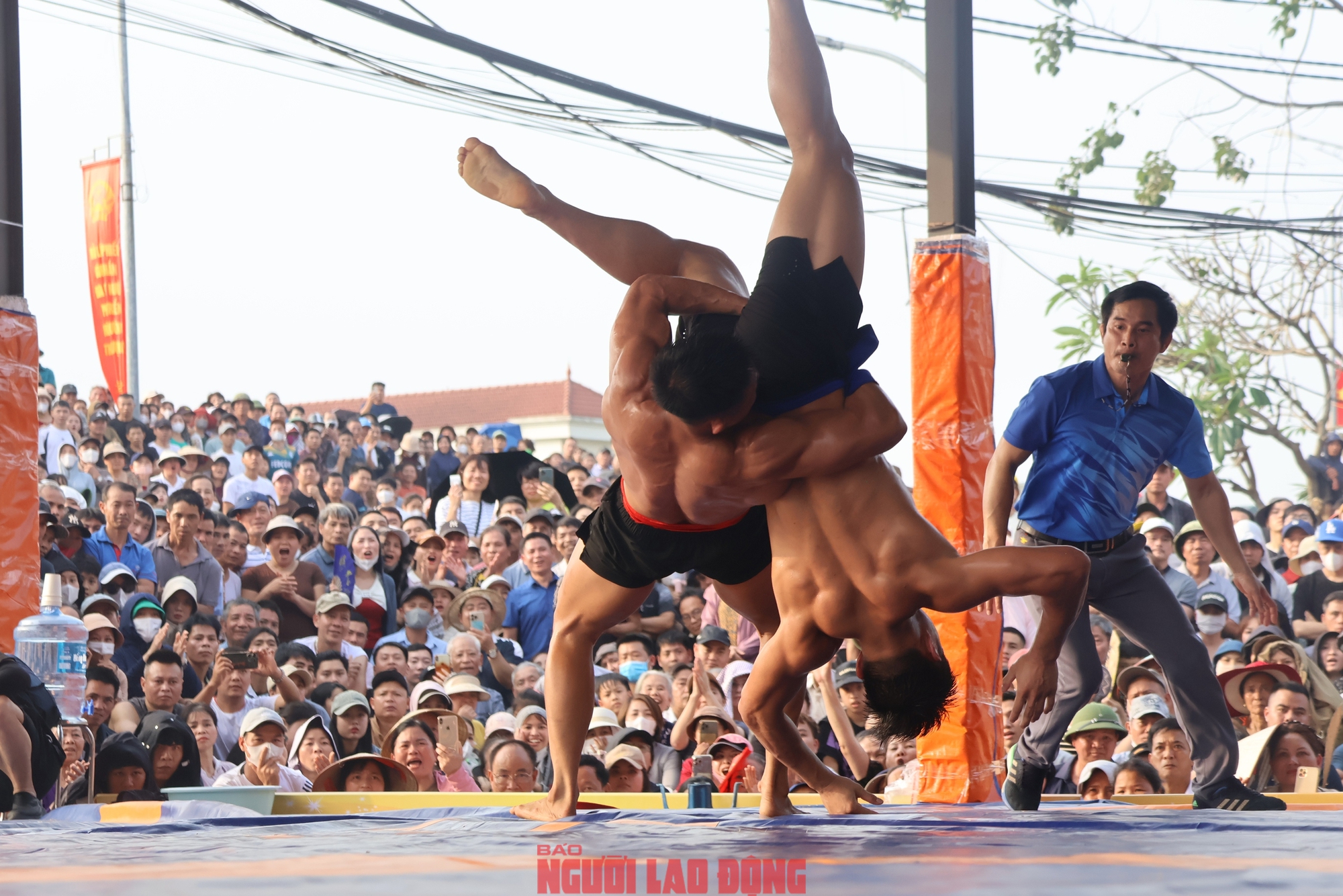 VIDEO: Xem những nhà vô địch SEA Games "đại náo" sới vật hội làng - Ảnh 7.