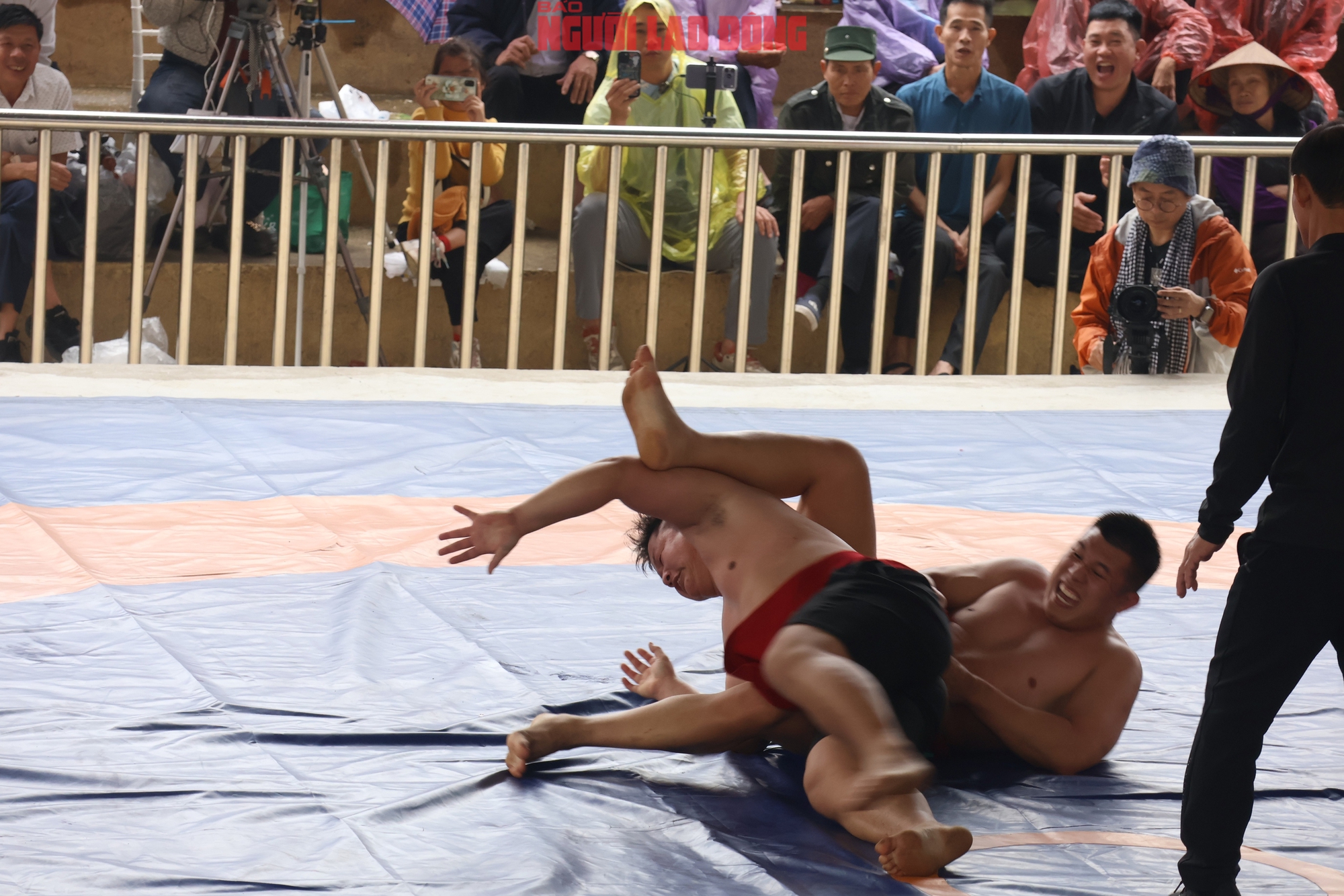 VIDEO: Xem những nhà vô địch SEA Games "đại náo" sới vật hội làng - Ảnh 18.