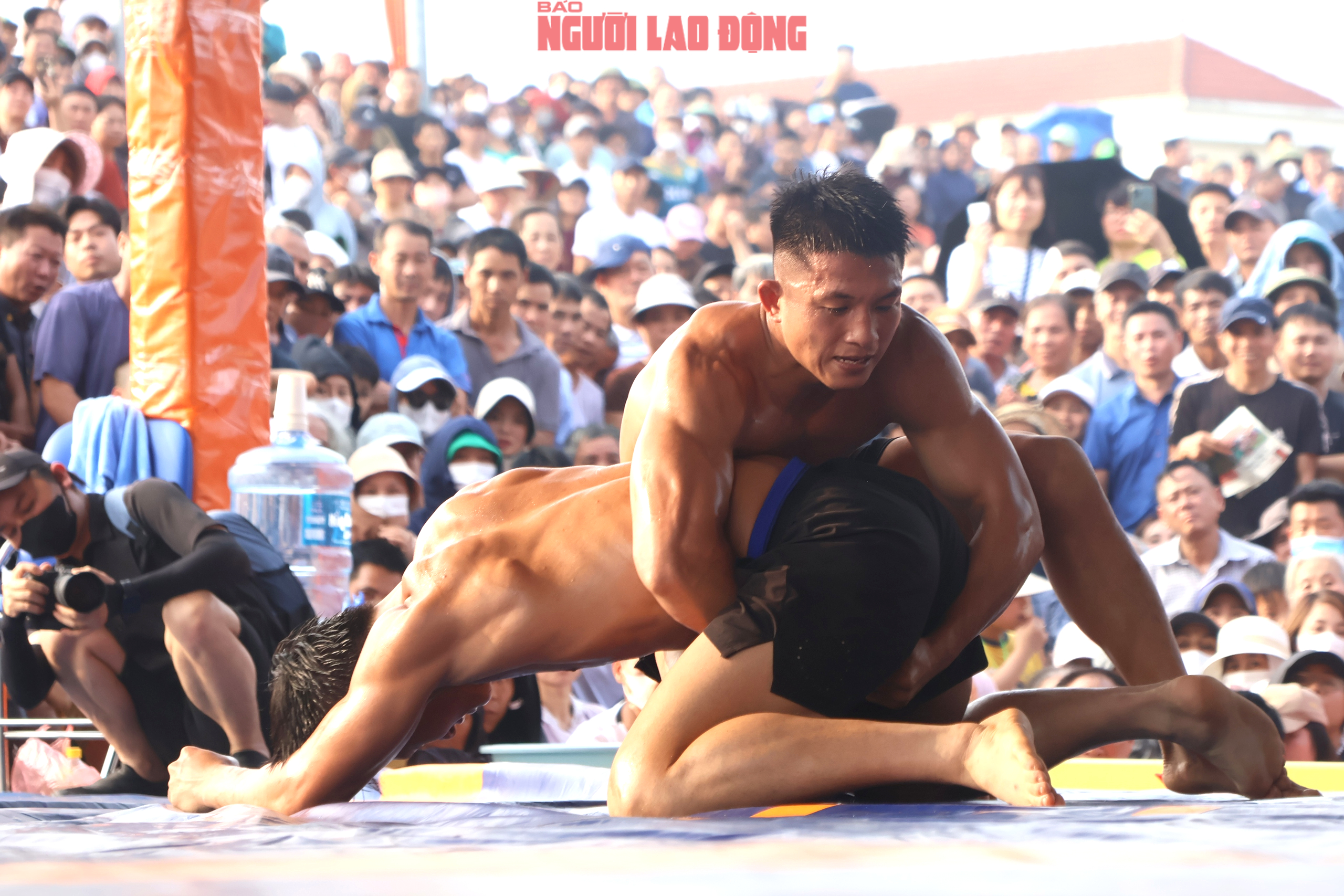 VIDEO: Xem những nhà vô địch SEA Games "đại náo" sới vật hội làng - Ảnh 5.