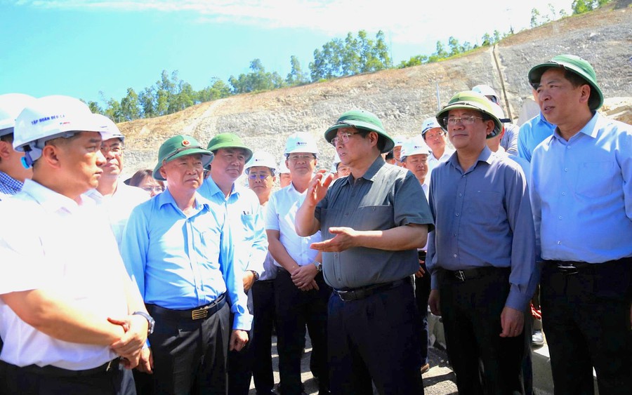 Biển b&aacute;o tải trọng li&ecirc;n tục bị b&ocirc;i đen tr&ecirc;n tuyến đường phục vụ s&acirc;n bay Ph&ugrave; C&aacute;t - Ảnh 2.