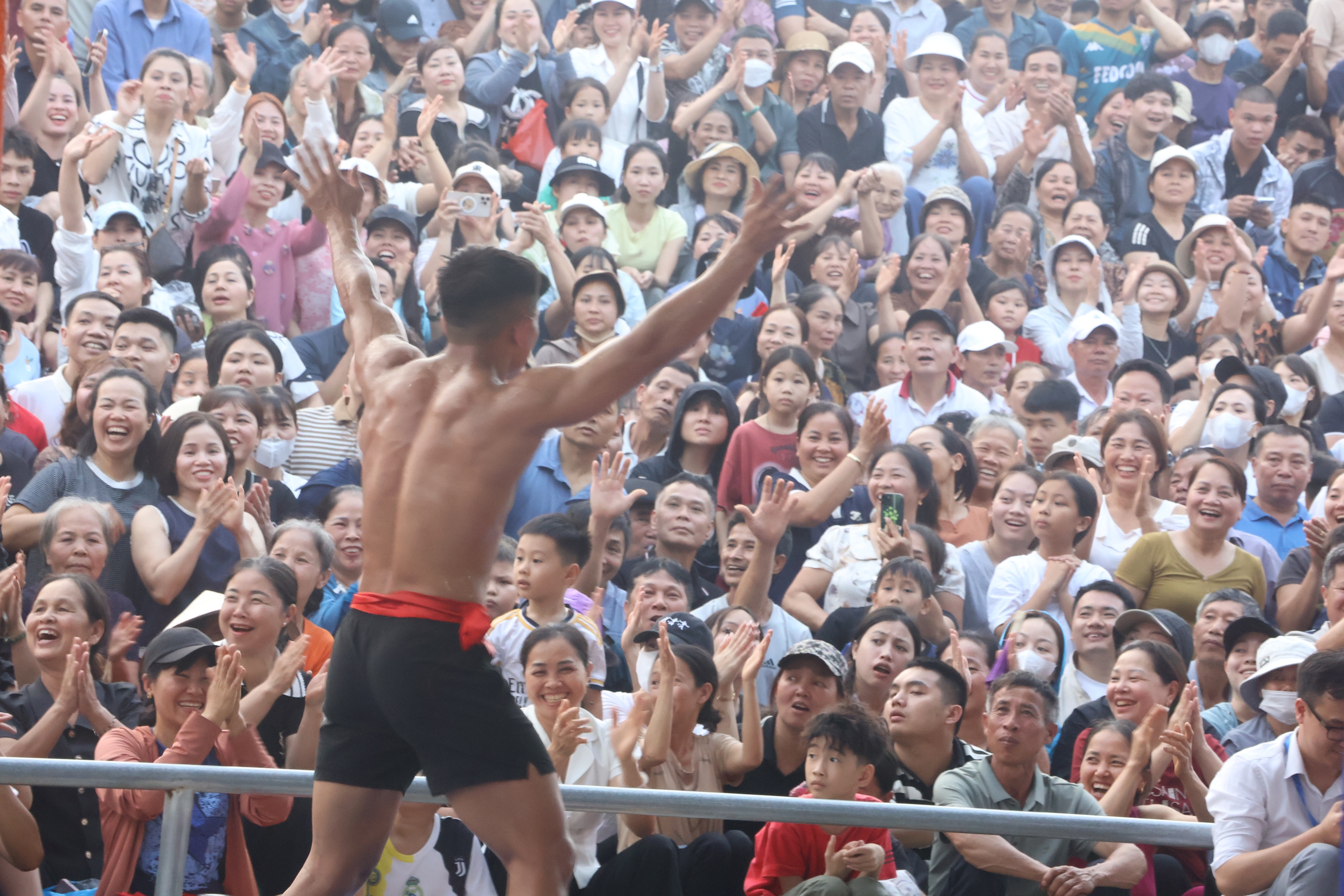 VIDEO: Xem những nhà vô địch SEA Games "đại náo" sới vật hội làng - Ảnh 10.