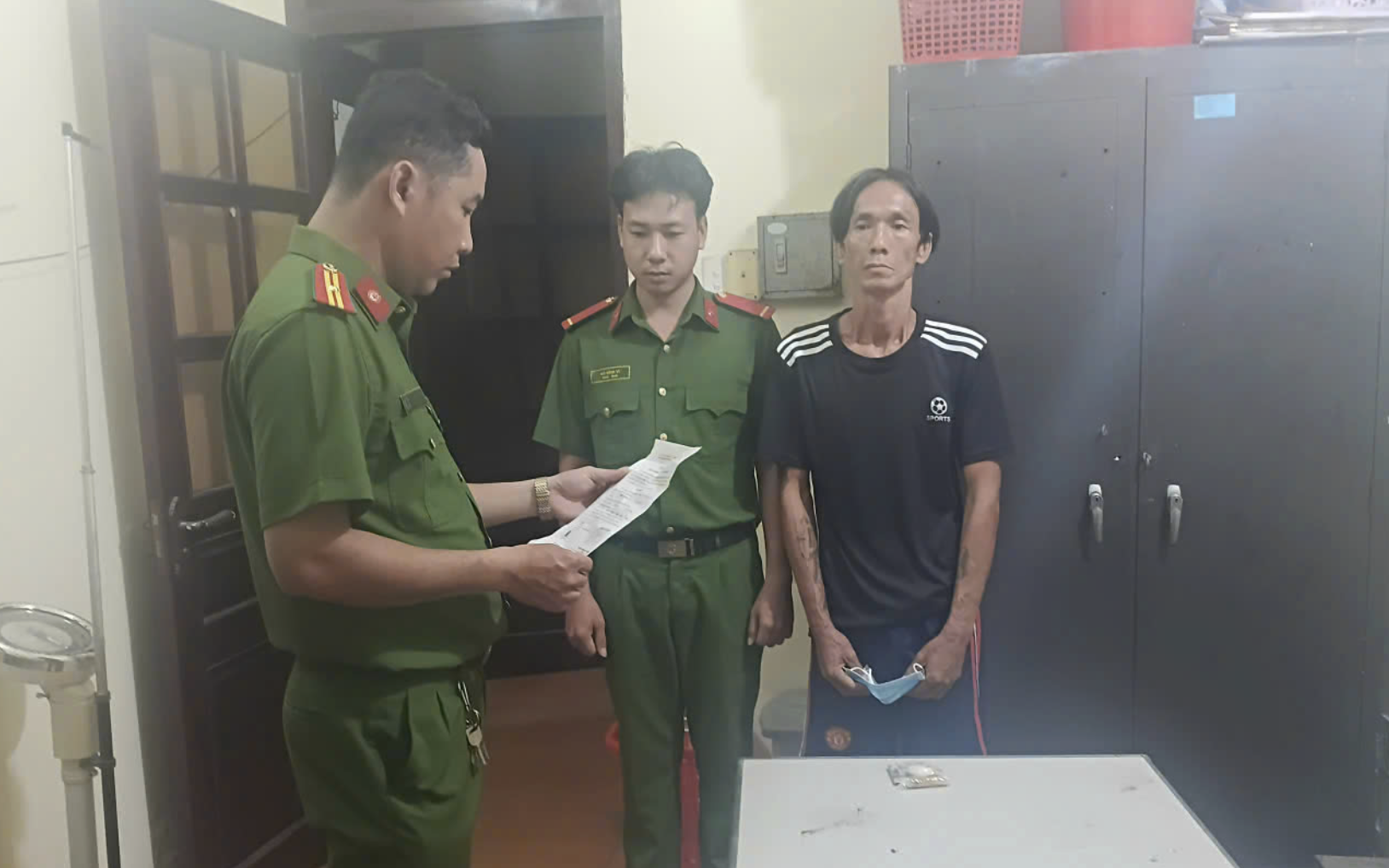 VIDEO: Người đ&agrave;n &ocirc;ng bịt mặt x&ocirc;ng v&agrave;o ph&ograve;ng tập thể dục cướp d&acirc;y chuyền  - Ảnh 1.