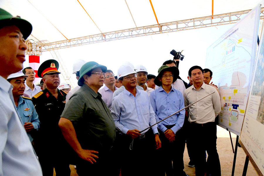 Thủ tướng yêu cầu bảo đảm tiến độ, chất lượng cao tốc và đường băng Phù Cát - Ảnh 2.