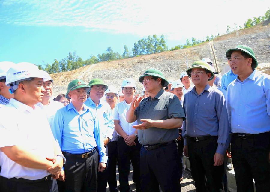 Thủ tướng yêu cầu bảo đảm tiến độ, chất lượng cao tốc và đường băng Phù Cát - Ảnh 1.