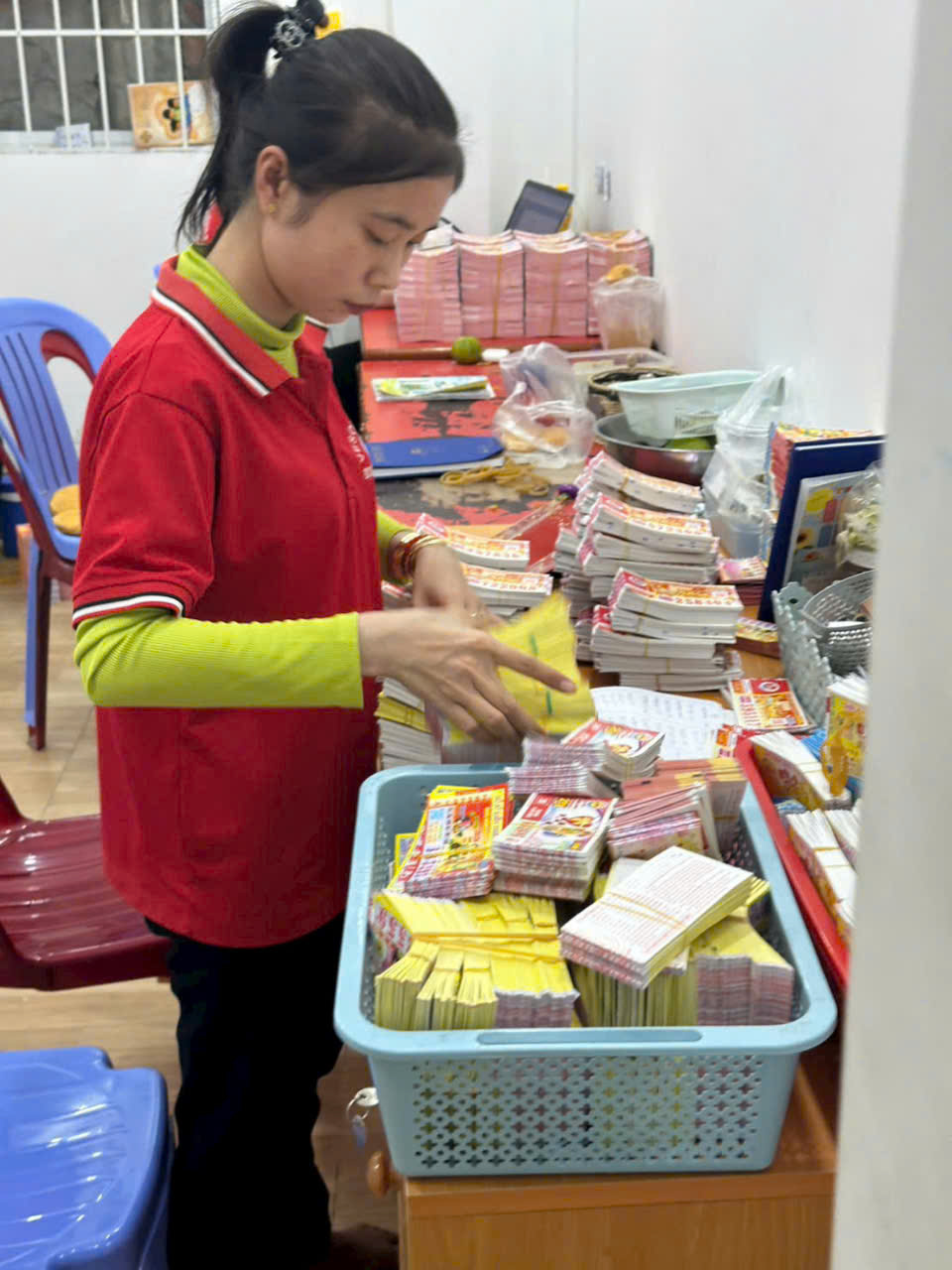 Tại sao người bán vé số dạo không còn “ khóc ròng ” trước giờ Xổ số 2026 - Ảnh 3.