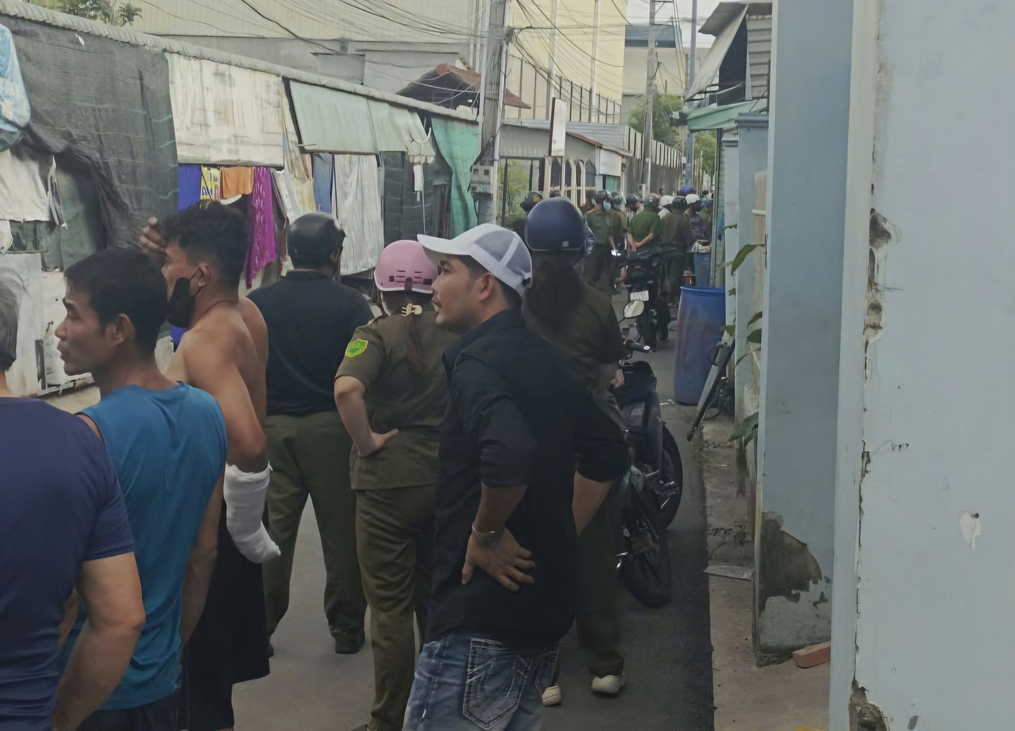 Khống chế đối tượng chém người tại TPHCM trong phòng trọ - Ảnh 1.