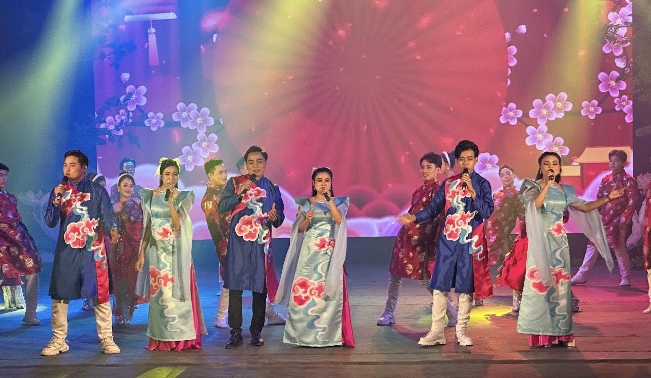 "Bắc – Nam một dải xuân hồng": Đêm nghệ thuật kết nối hai miền rực rỡ giữa lòng Hà Nội - Ảnh 3.