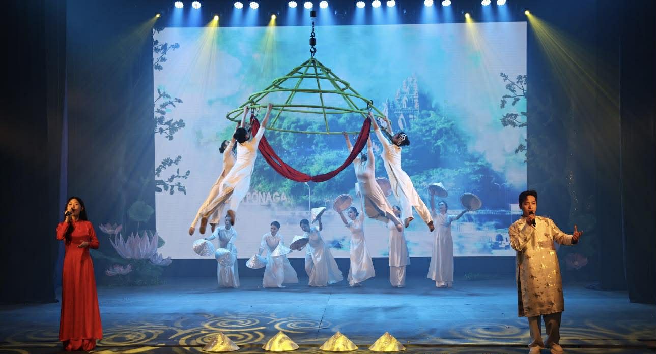 "Bắc – Nam một dải xuân hồng": Đêm nghệ thuật kết nối hai miền rực rỡ giữa lòng Hà Nội - Ảnh 2.