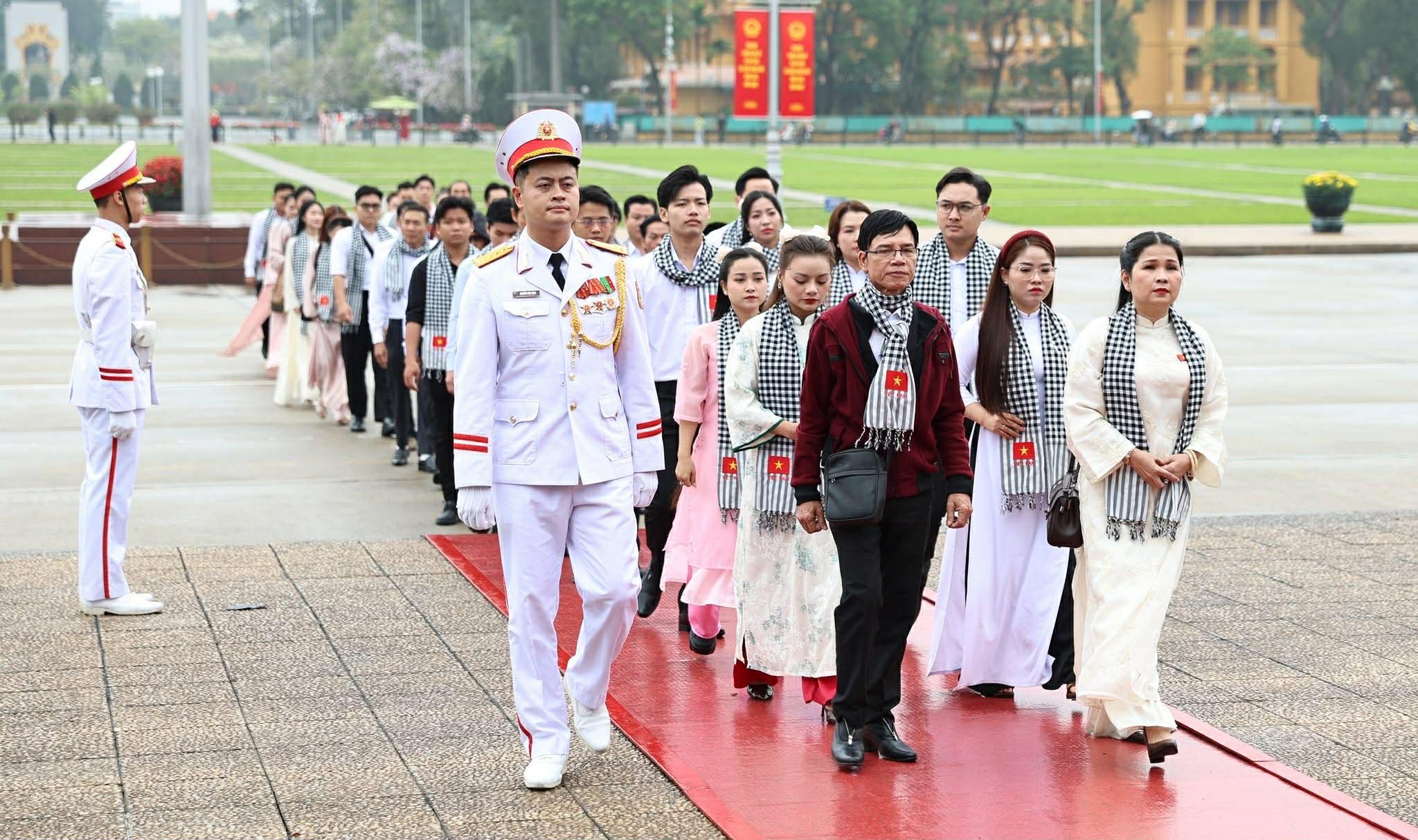 "Bắc – Nam một dải xuân hồng": Đêm nghệ thuật kết nối hai miền rực rỡ giữa lòng Hà Nội - Ảnh 12.