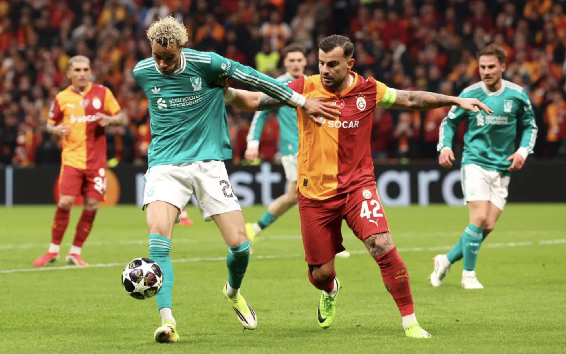 Champions League nhiều gam m&agrave;u tr&aacute;i ngược - Ảnh 2.