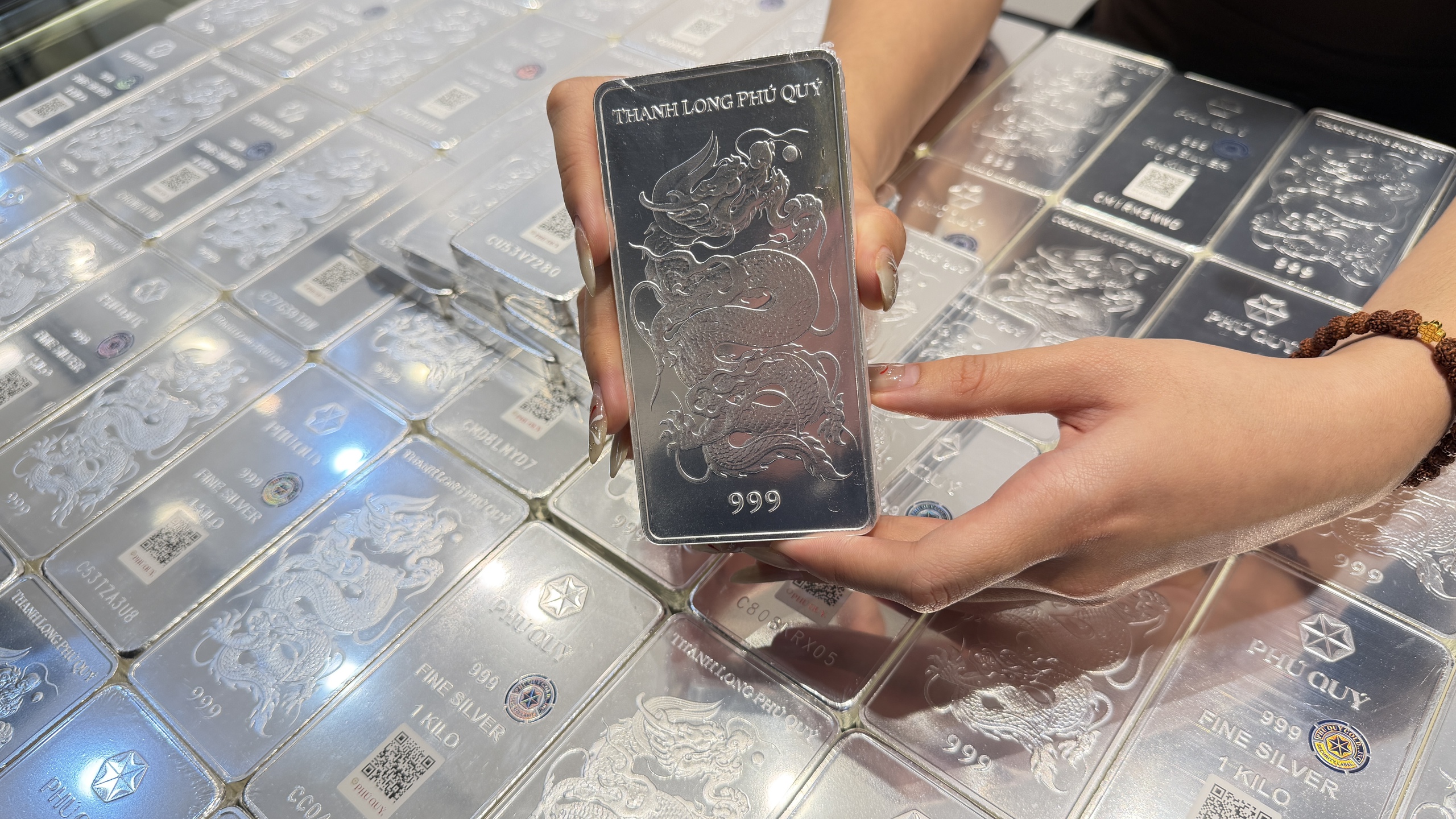 Giá bạc hôm nay 10 - 3 tăng vọt theo đà vàng khi giá dầu thô lao dốc - Ảnh 2.