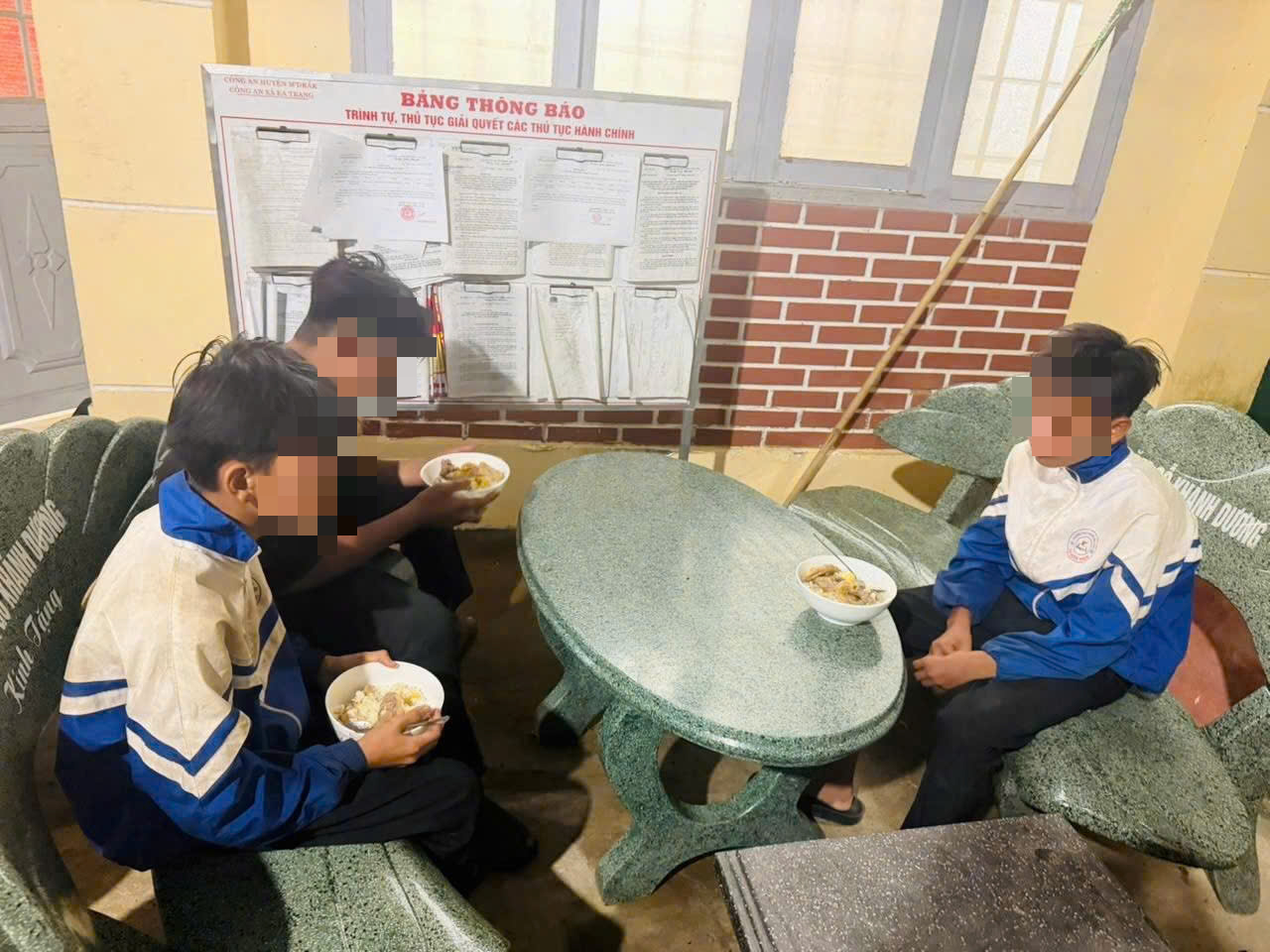 Ba thiếu niên bỏ nhà đi 250km từ Lâm Đồng sang Đắk Lắk không đội mũ bảo hiểm - Ảnh 1.