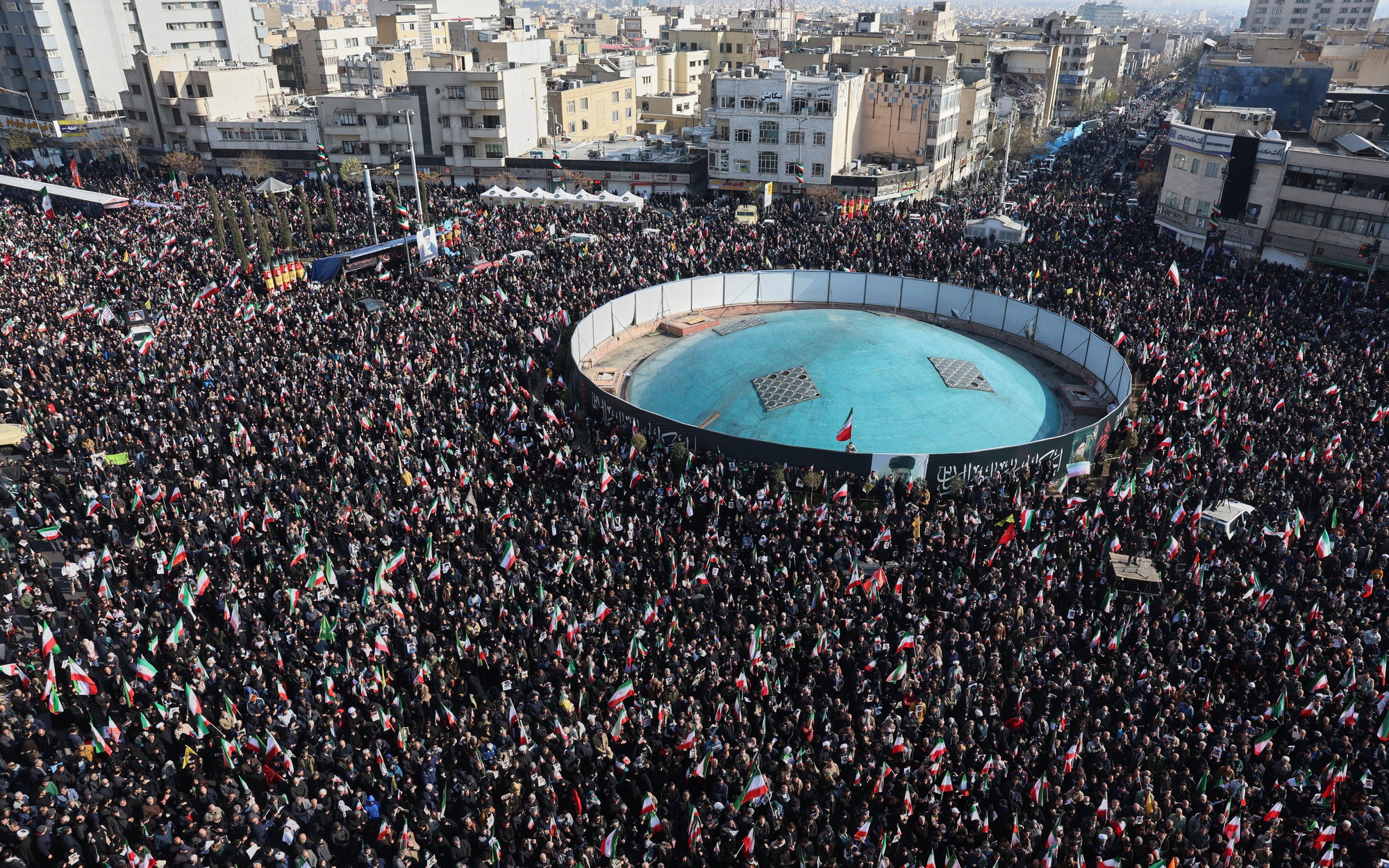 &Ocirc;ng Donald Trump tuy&ecirc;n bố ph&aacute; hủy ho&agrave;n to&agrave;n 10 t&agrave;u rải m&igrave;n Iran ở Hormuz - Ảnh 2.