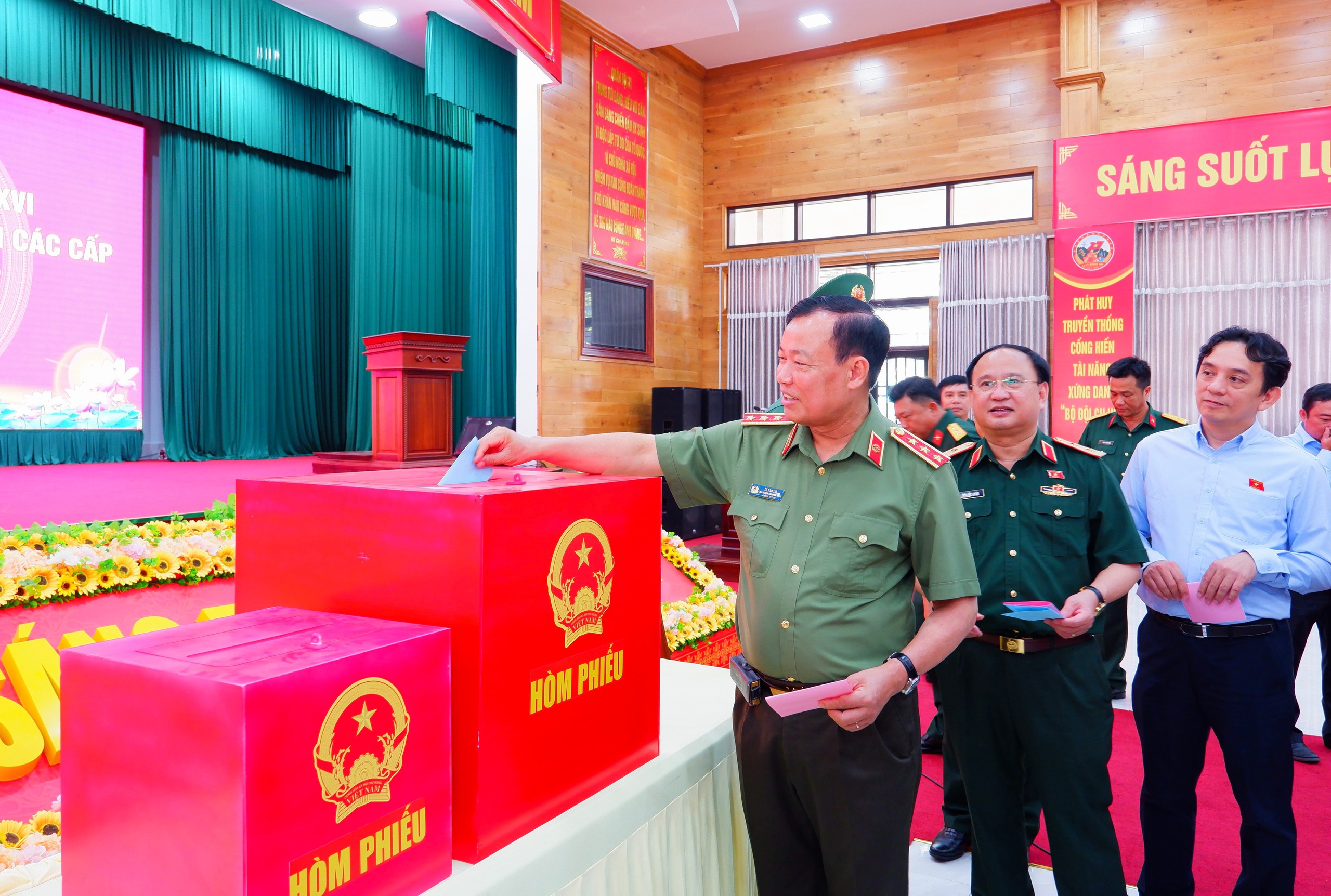 Quy tr&igrave;nh bỏ phiếu bầu cử đại biểu Quốc hội kh&oacute;a XVI v&agrave; Hội đồng nh&acirc;n d&acirc;n c&aacute;c cấp - Ảnh 2.