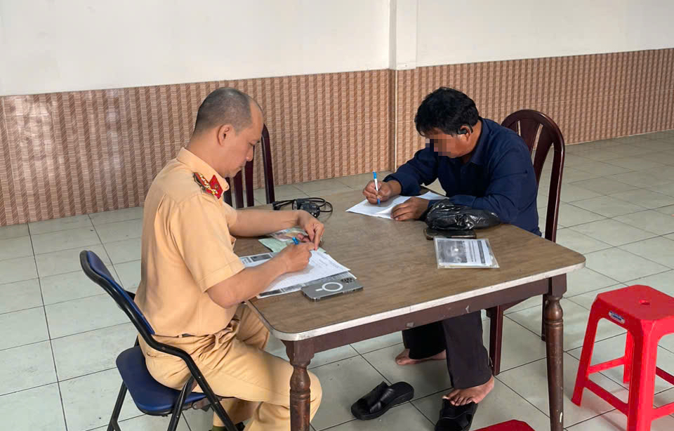 TPHCM: Xử lý tài xế tự ý gắn hai đèn sáng trưng gây chói mắt người khác - Ảnh 1.