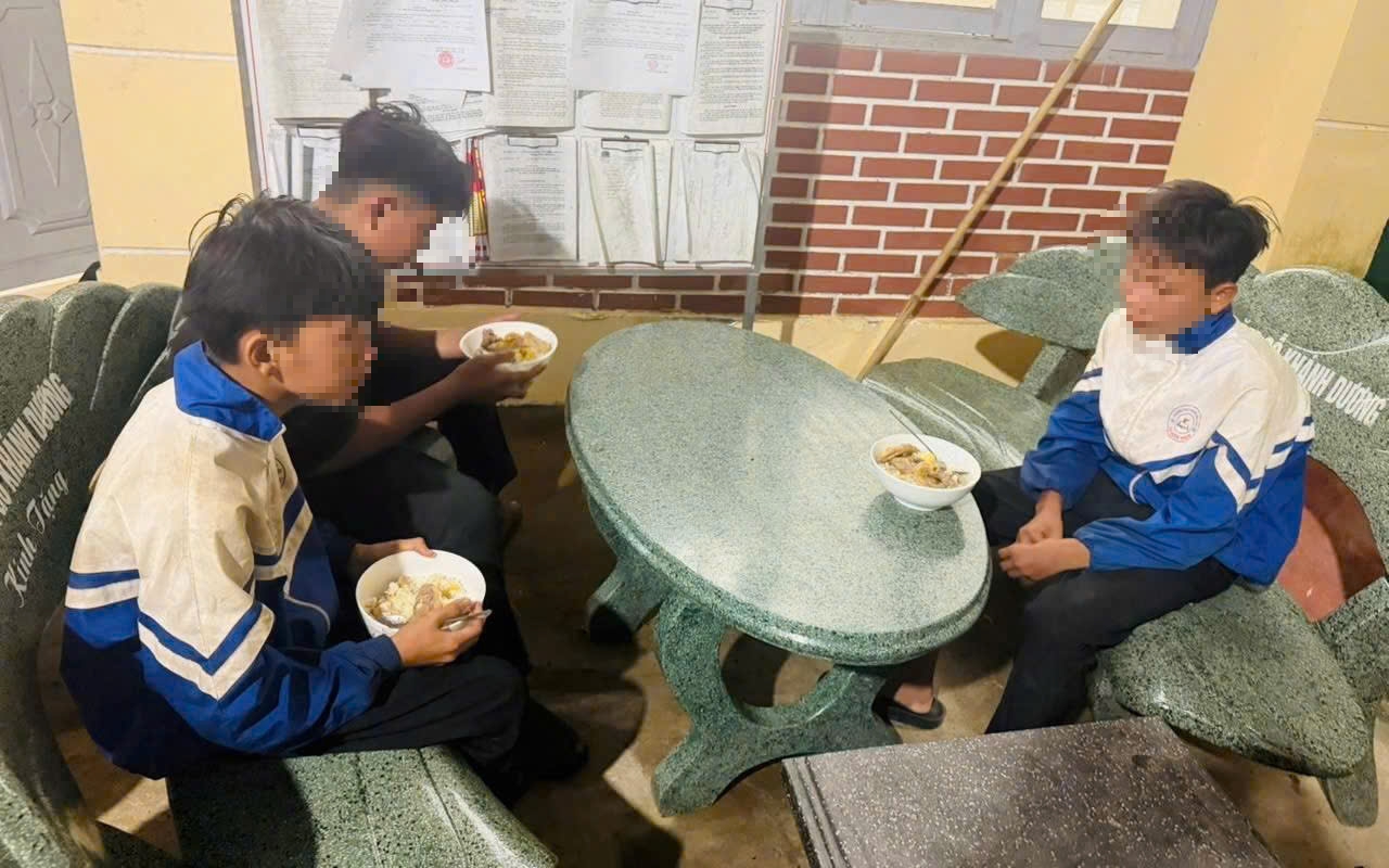 Công an xử lý nhóm thanh thiếu niên chạy xe không đội mũ bảo hiểm và hò hét - Ảnh 2. Công an xử lý nhóm thanh thiếu niên chạy xe không đội mũ bảo hiểm và hò hét - Ảnh 2.