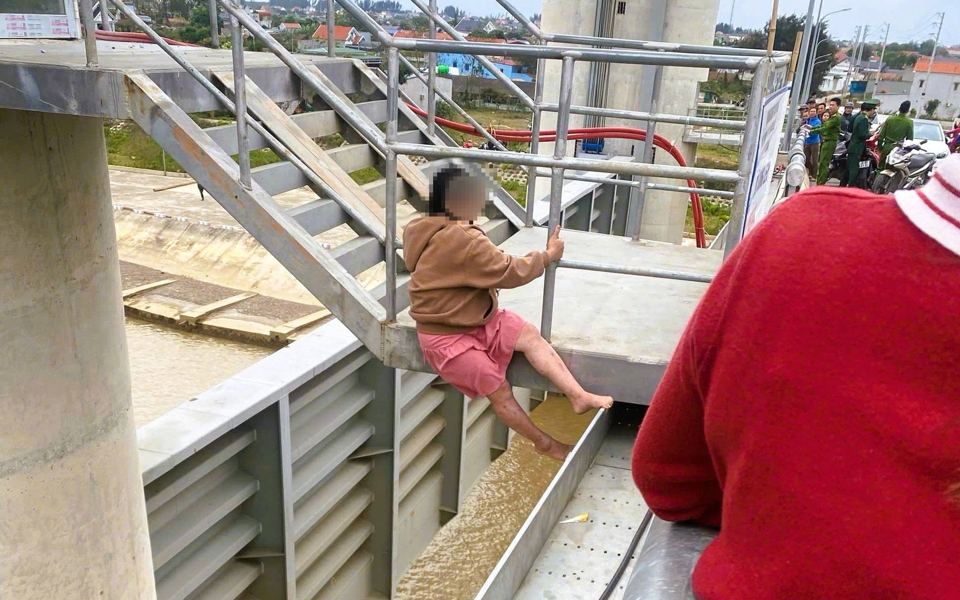 Sau khi bị mắng b&eacute; g&aacute;i 12 tuổi uống thuốc trừ s&acirc;u nguy kịch - Ảnh 2.