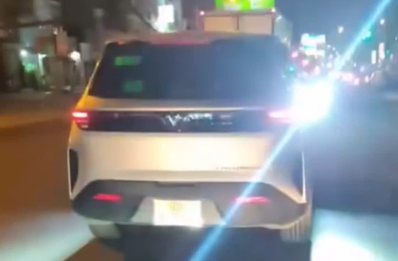 TPHCM: Xử lý tài xế tự ý gắn hai đèn sáng trưng gây chói mắt người khác - Ảnh 2.