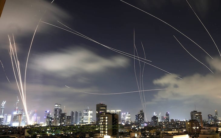 Mỹ điều th&ecirc;m nhiều m&aacute;y bay n&eacute;m bom chiến lược &aacute;p s&aacute;t Iran - Ảnh 2.