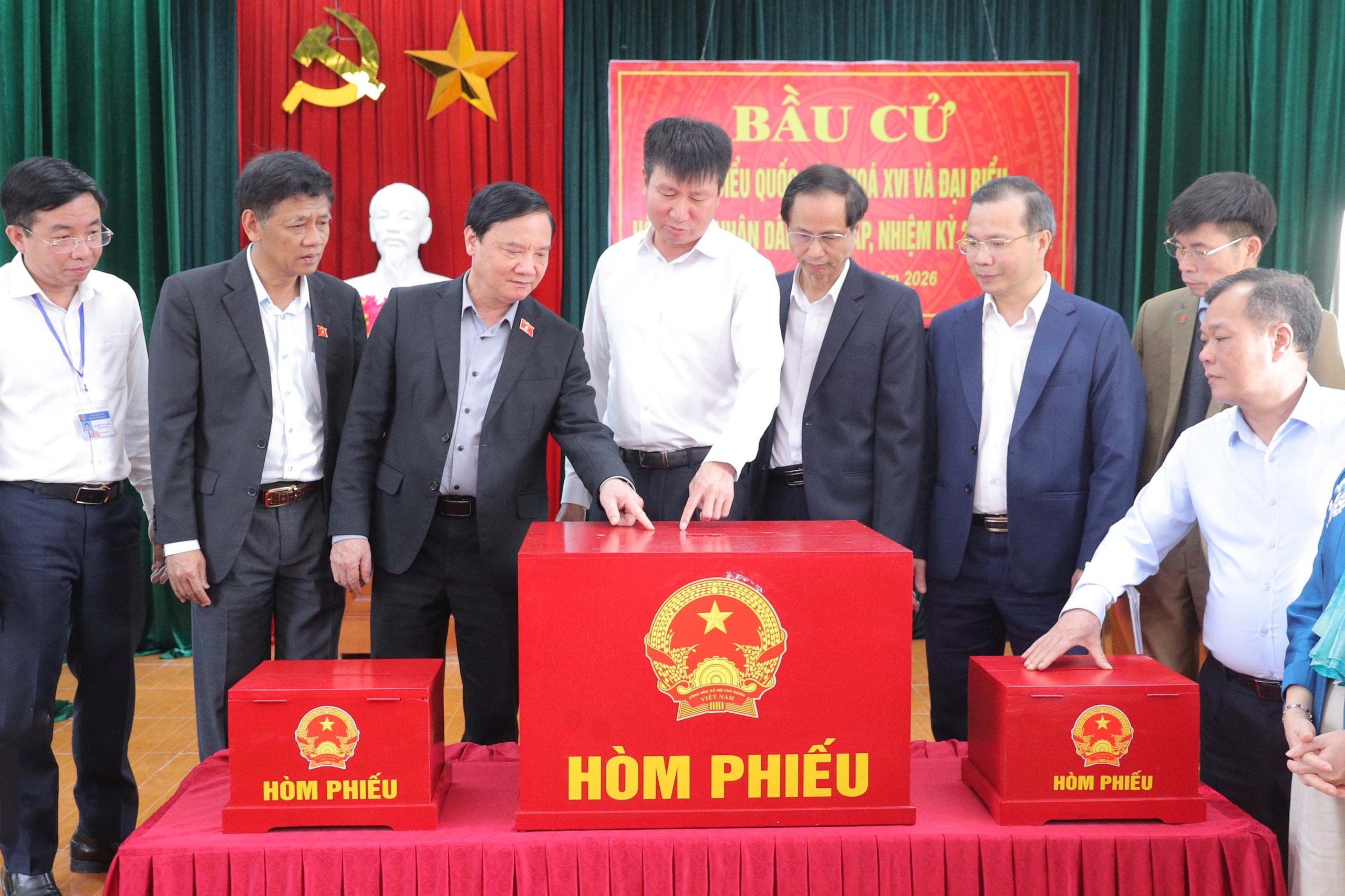 Quy tr&igrave;nh bỏ phiếu bầu cử đại biểu Quốc hội kh&oacute;a XVI v&agrave; Hội đồng nh&acirc;n d&acirc;n c&aacute;c cấp - Ảnh 4.