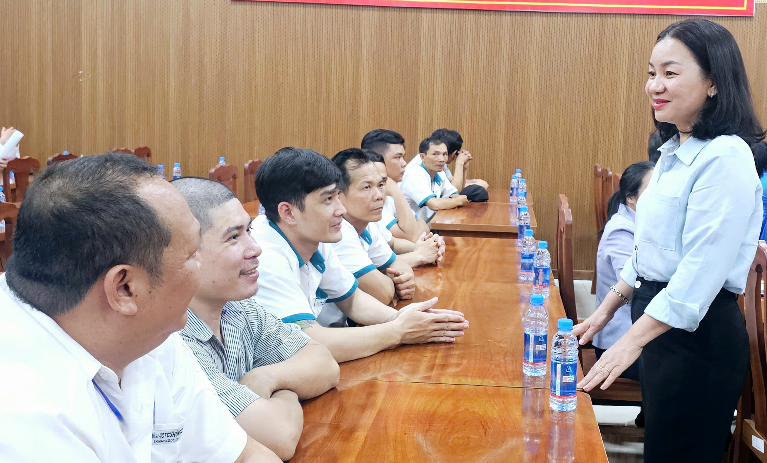 Ứng vi&ecirc;n Đại biểu Quốc hội đau l&ograve;ng khi tiền lương c&ocirc;ng nh&acirc;n chỉ đủ sống, chưa c&oacute; t&iacute;ch luỹ - Ảnh 5.