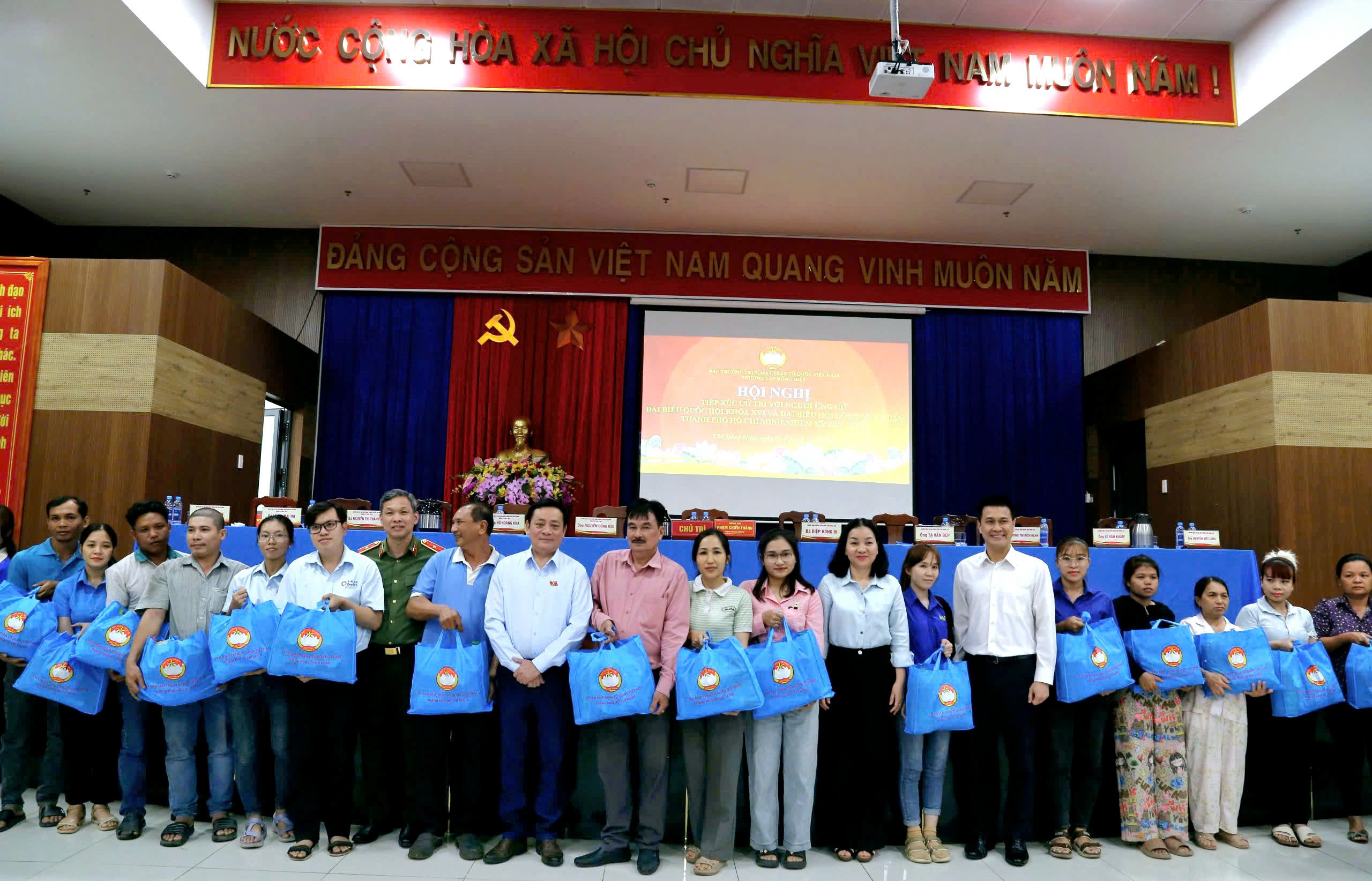 Ứng vi&ecirc;n Đại biểu Quốc hội đau l&ograve;ng khi tiền lương c&ocirc;ng nh&acirc;n chỉ đủ sống, chưa c&oacute; t&iacute;ch luỹ - Ảnh 8.