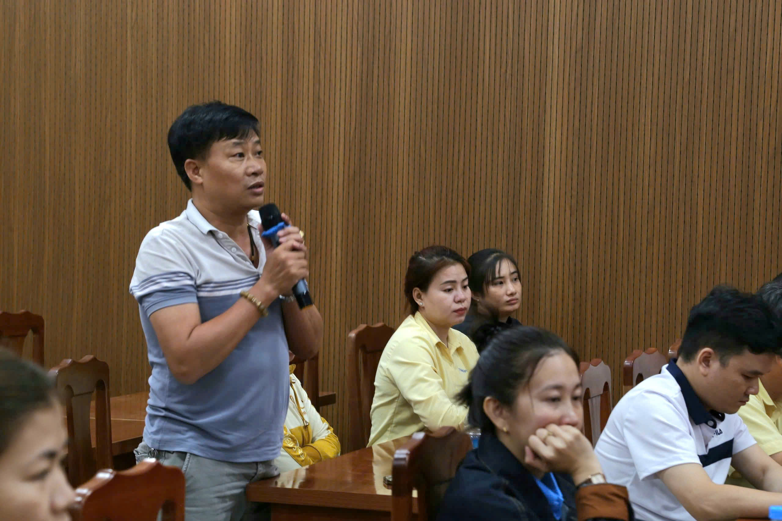 Ứng vi&ecirc;n Đại biểu Quốc hội đau l&ograve;ng khi tiền lương c&ocirc;ng nh&acirc;n chỉ đủ sống, chưa c&oacute; t&iacute;ch luỹ - Ảnh 3.