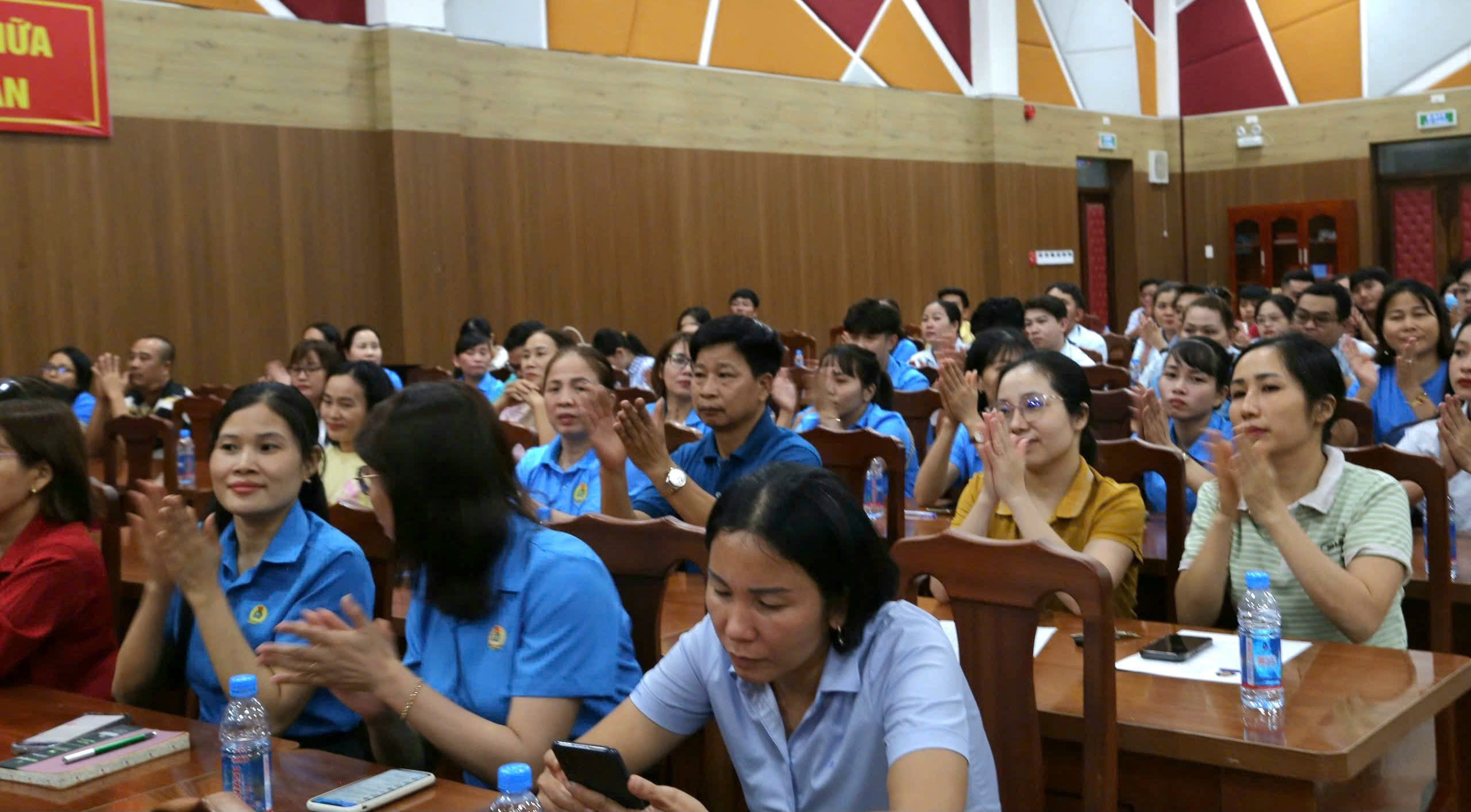 Ứng vi&ecirc;n Đại biểu Quốc hội đau l&ograve;ng khi tiền lương c&ocirc;ng nh&acirc;n chỉ đủ sống, chưa c&oacute; t&iacute;ch luỹ - Ảnh 1.