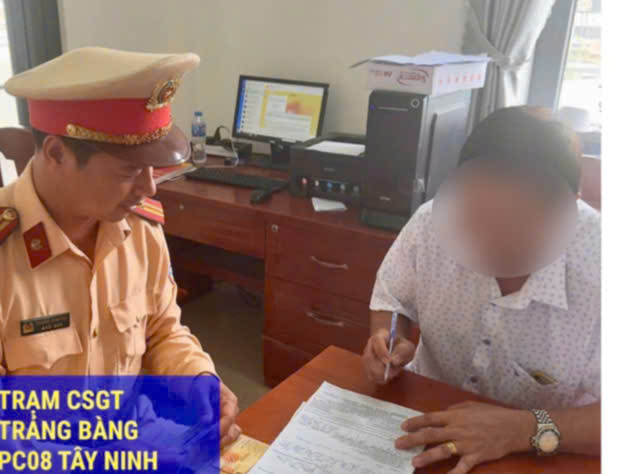 T&acirc;y Ninh xử phạt t&agrave;i xế xe đưa rước c&ocirc;ng nh&acirc;n "qu&ecirc;n" đ&oacute;ng cửa - Ảnh 1.