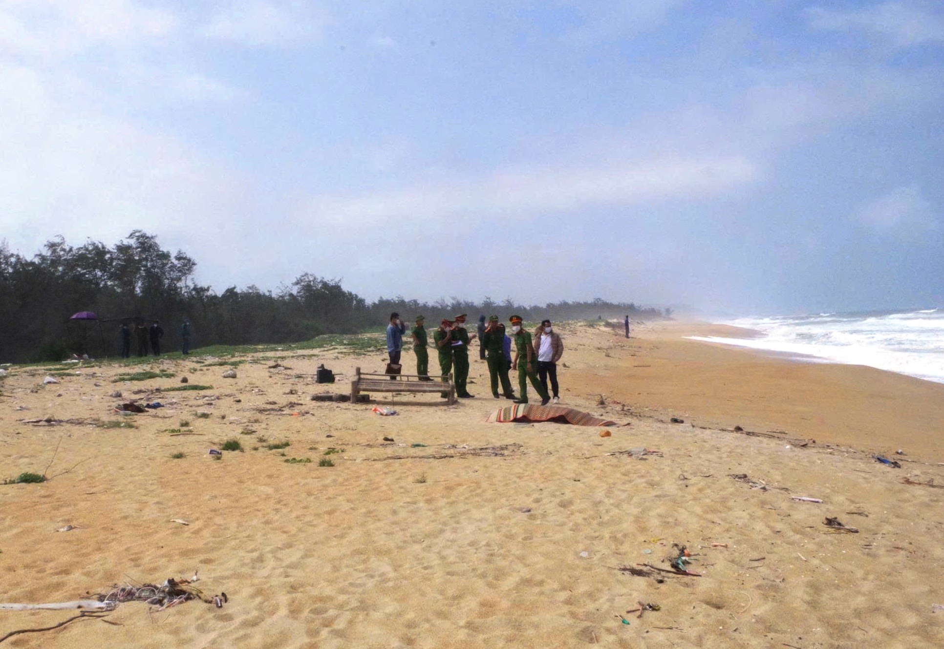 2 thi thể nam giới trôi dạt vào bờ biển Quảng Ngãi - Ảnh 1.