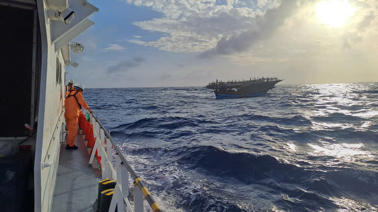 Tàu hải quân xuất phát cứu nạn 36 ngư dân Quảng Ngãi bị hỏng máy trôi trên biển - Ảnh 2.