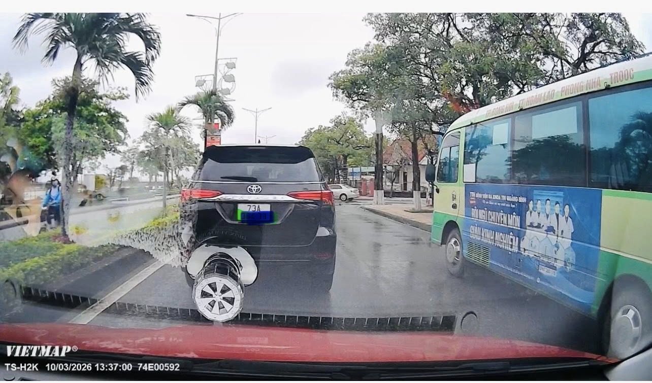 Tài xế ô tô bật đèn cảnh báo, nhiều lần “khóa lối” xe phía sau bị phạt 5 triệu đồng - Ảnh 2.